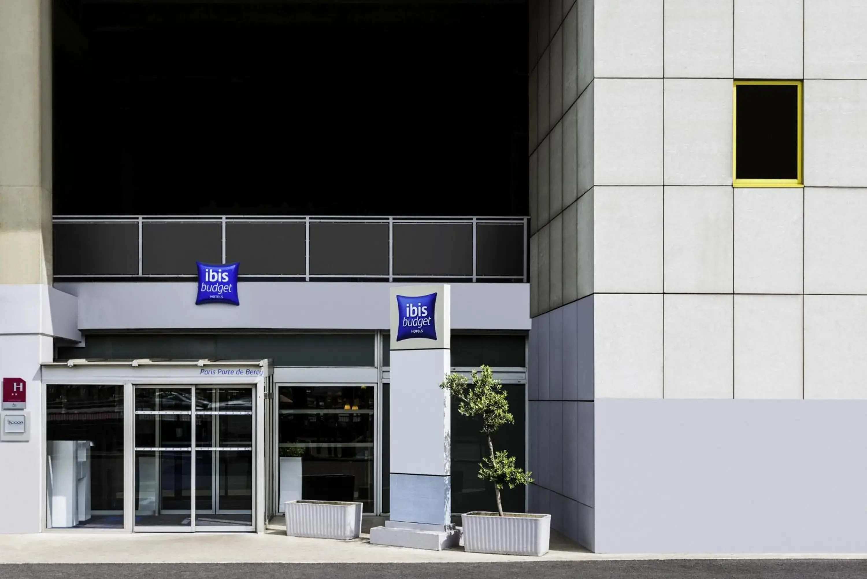 Facade/entrance in ibis budget Paris Porte de Bercy Facade/entrance in ibis budget Paris Porte de Bercy