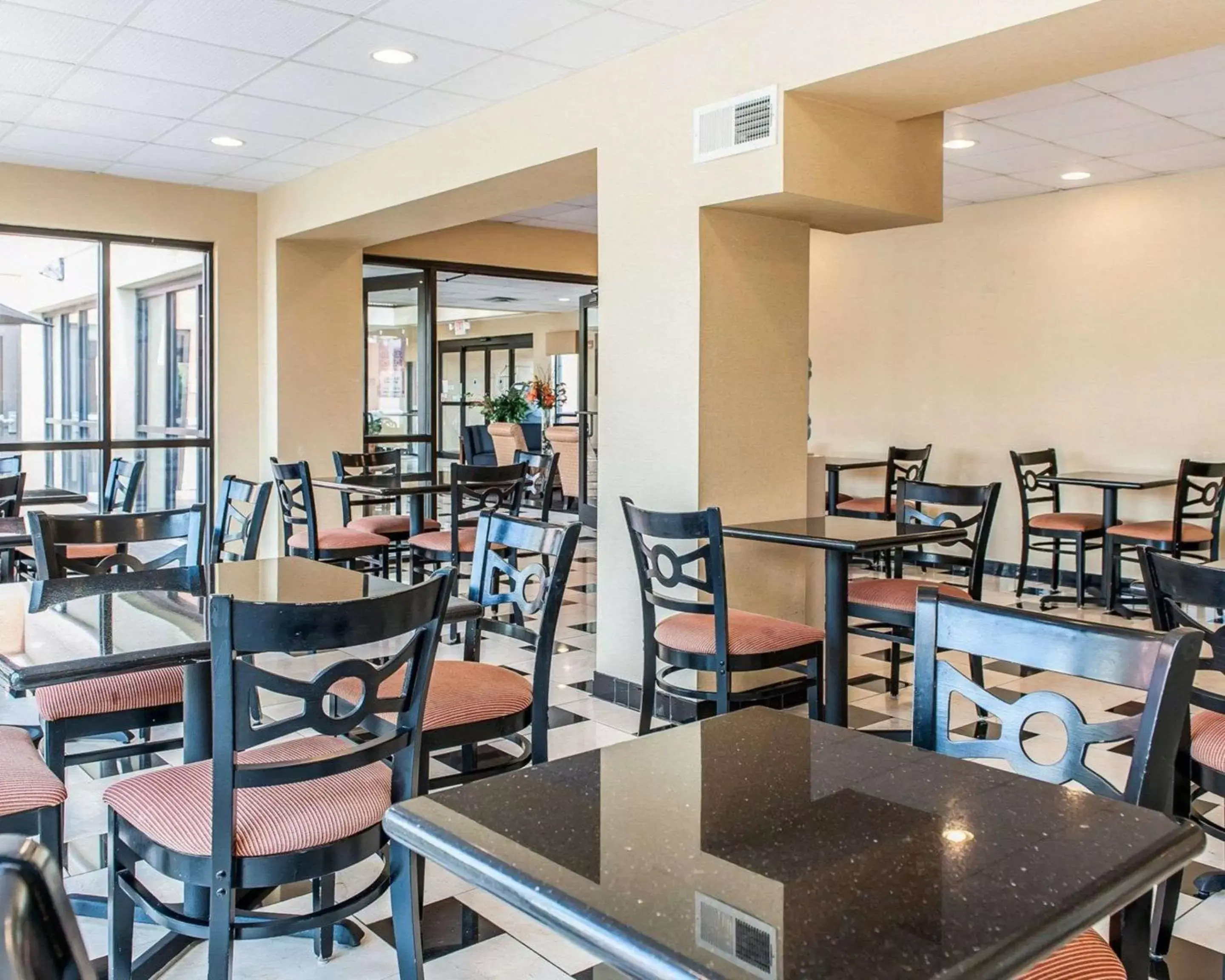 Restaurant/Places to Eat in Quality Inn & Suites - Mattoon