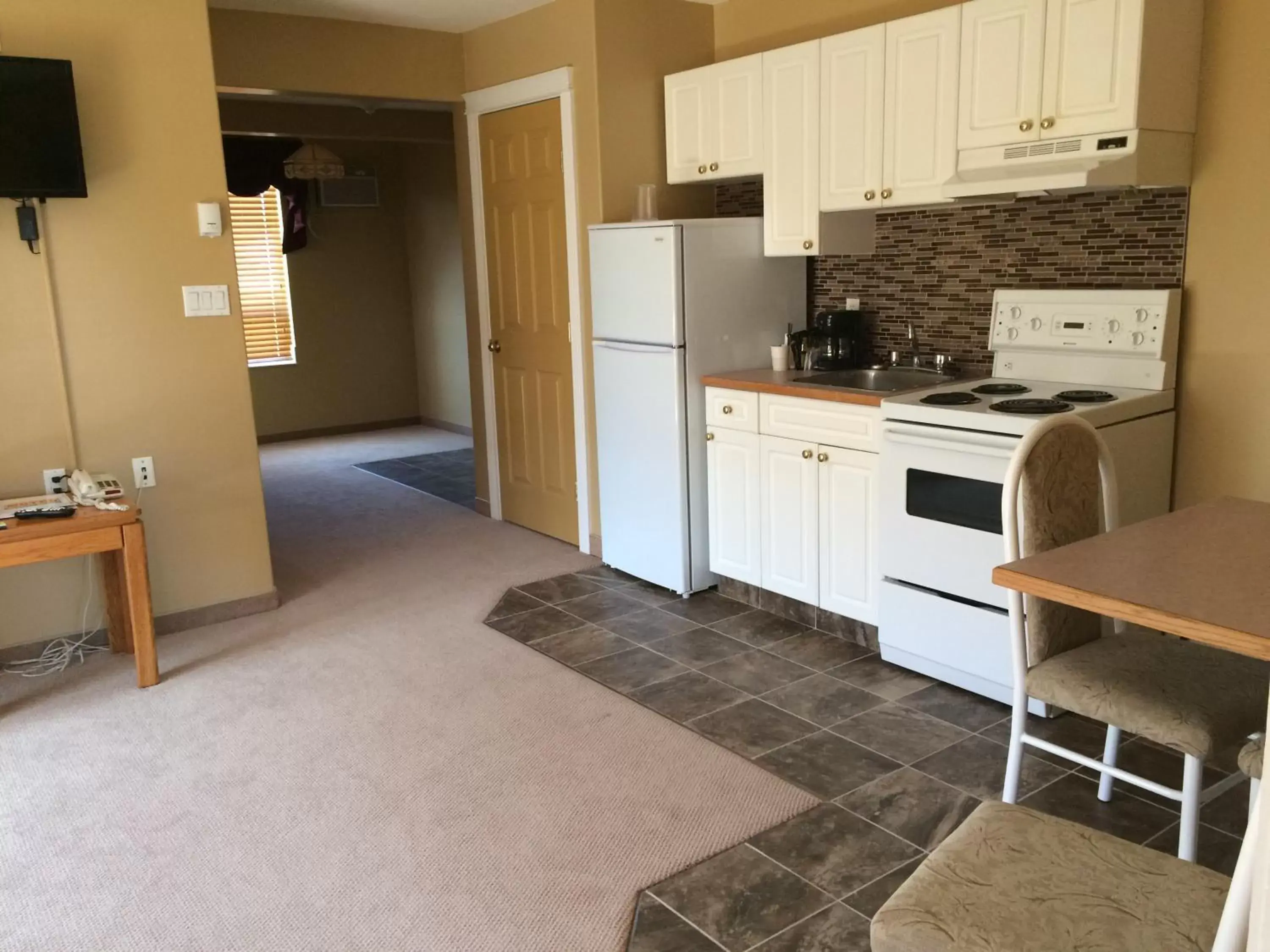 Coffee/tea facilities, Kitchen/Kitchenette in Western Budget Motel #1 & 2 Whitecourt