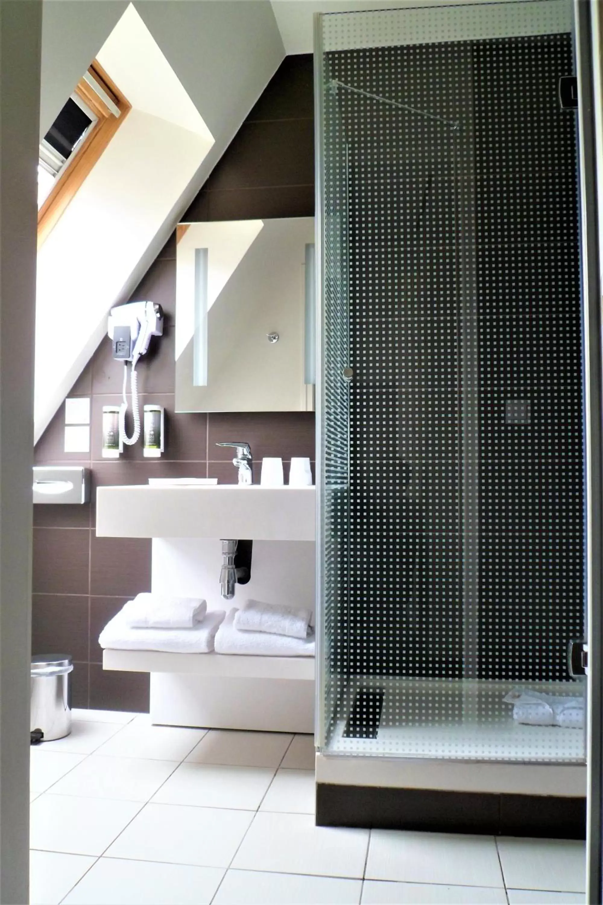 Shower, Bathroom in Holiday Inn Paris Opéra - Grands Boulevards, an IHG Hotel
