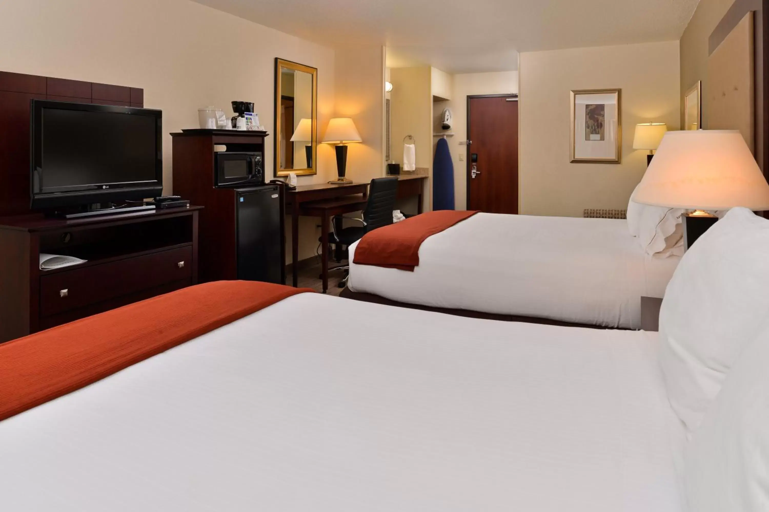 Photo of the whole room, Bed in Holiday Inn Express Portland South - Lake Oswego, an IHG Hotel