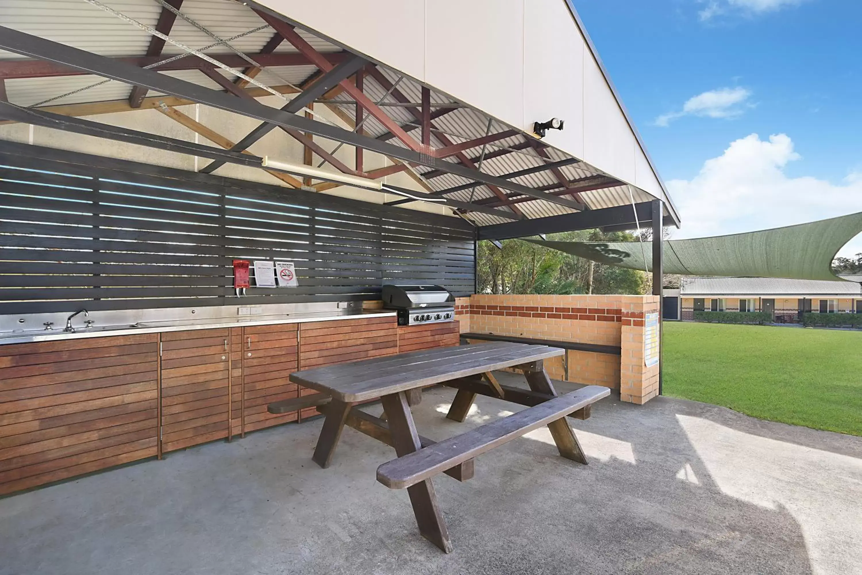 BBQ Facilities in Catalina Motel Lake Macquarie