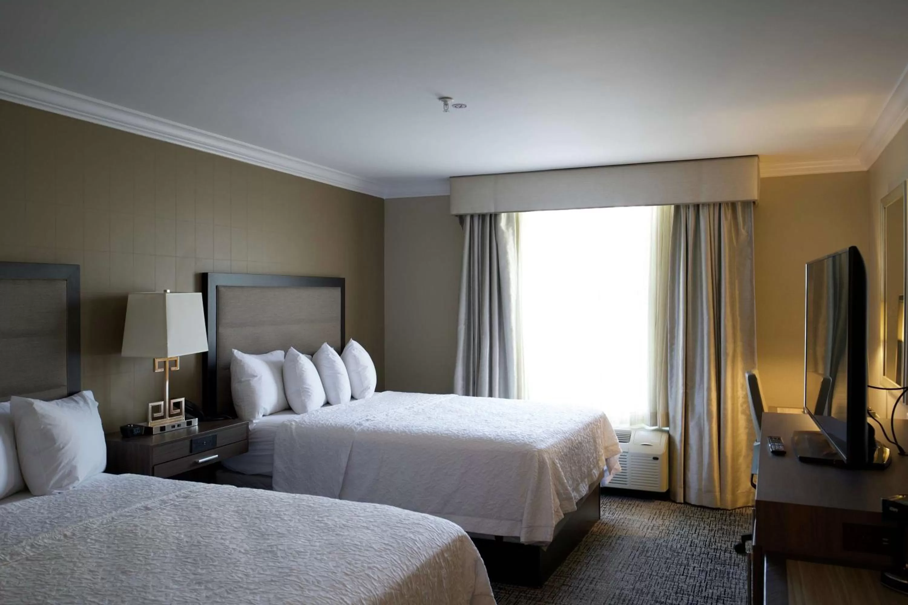 Bed in Hampton Inn & Suites Ridgeland