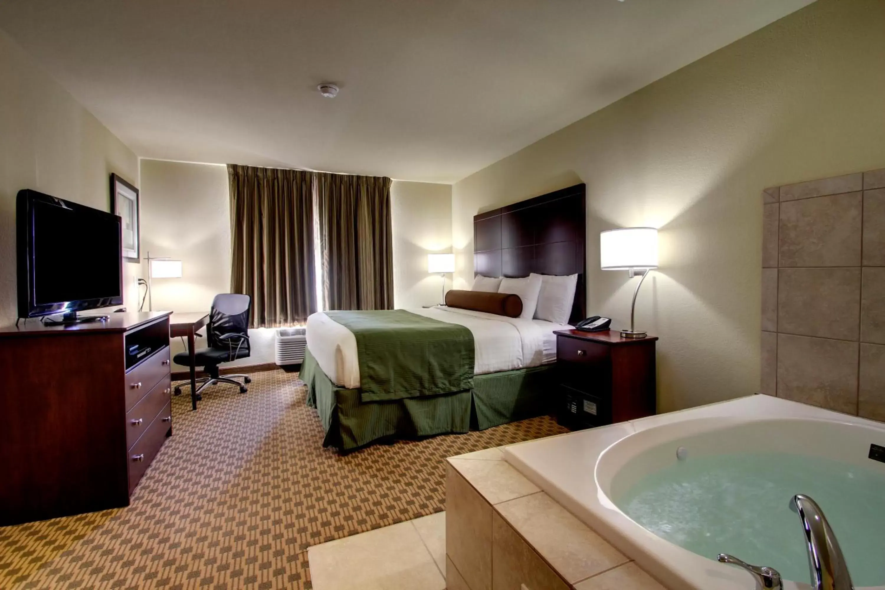 Bedroom, Bed in Cobblestone Inn & Suites - Rugby Bedroom, Bed in Cobblestone Inn & Suites - Rugby