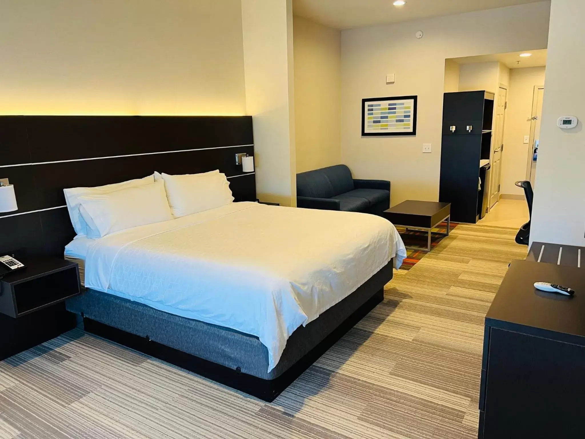 Photo of the whole room, Bed in Holiday Inn Express & Suites Salinas, an IHG Hotel