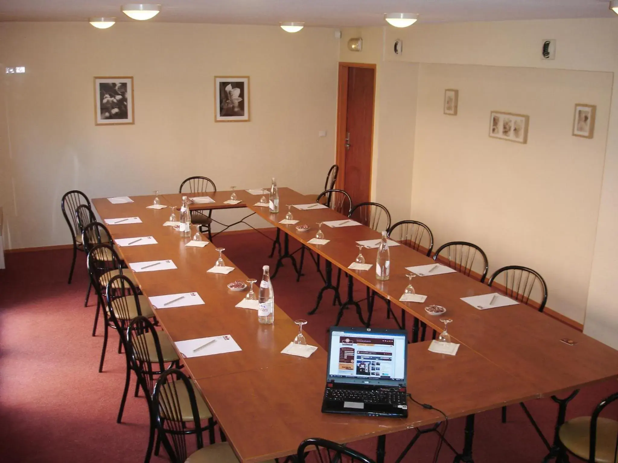 Business facilities in Adams Hotel