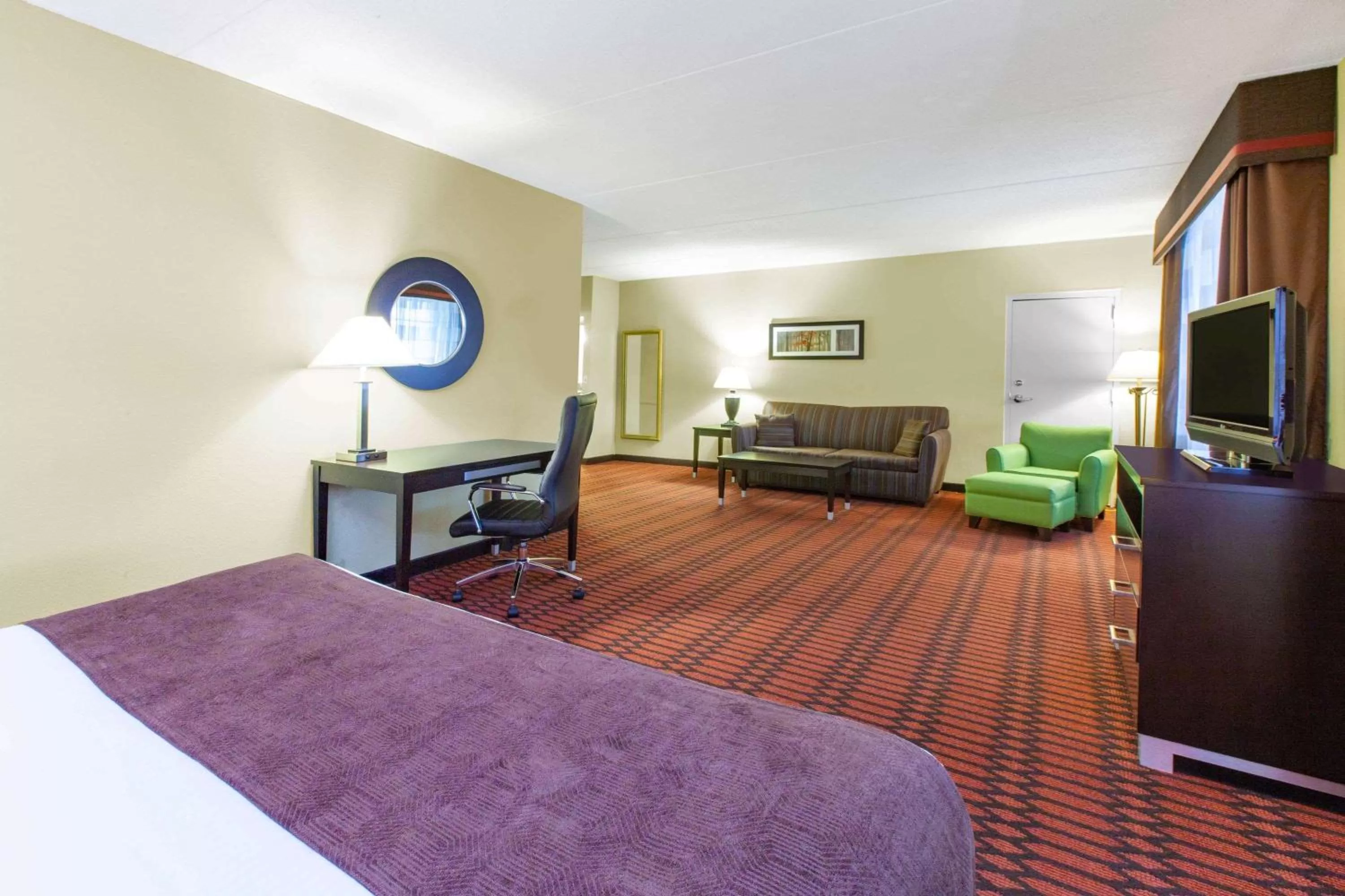 Photo of the whole room, Bed in Baymont by Wyndham Harrisburg