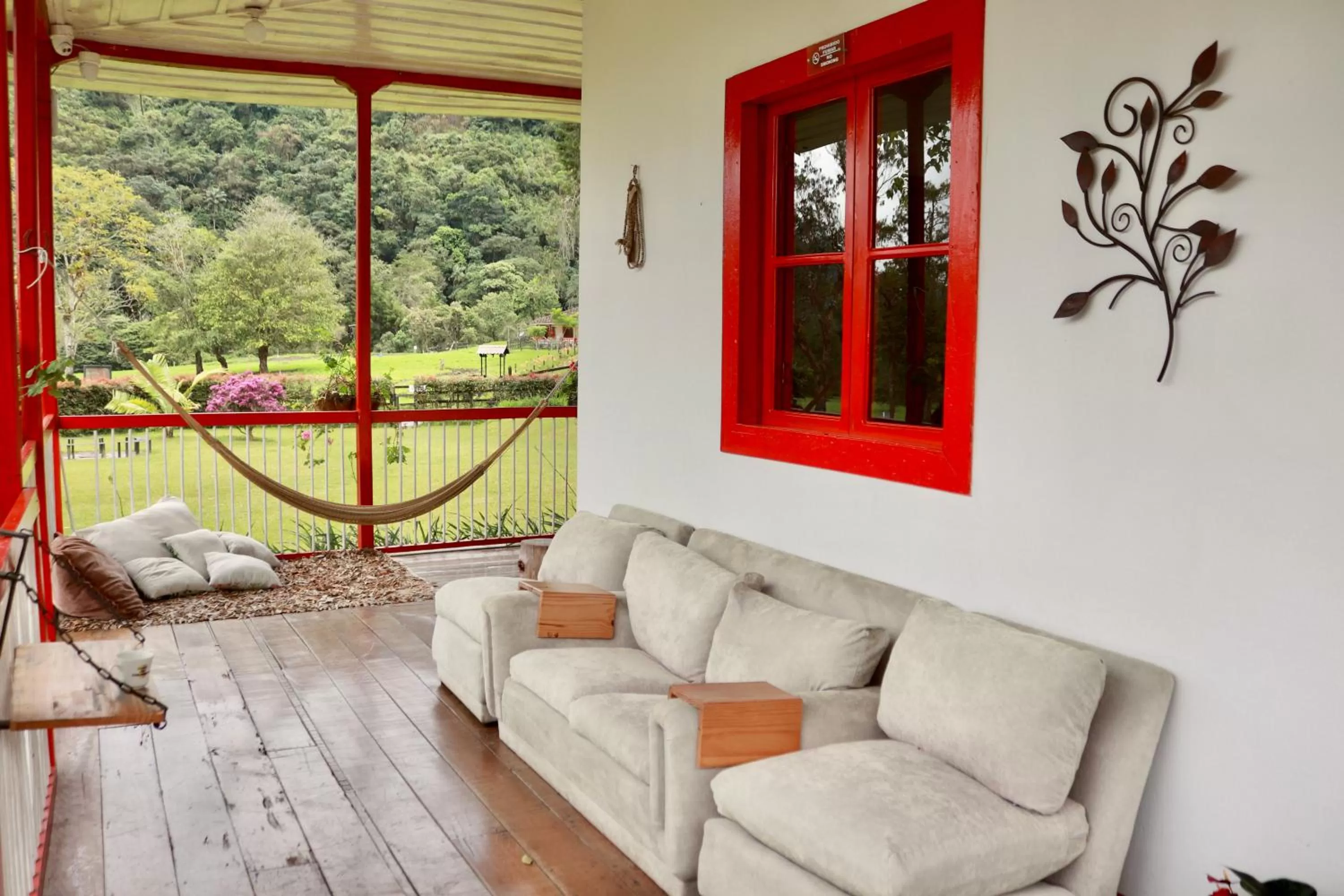 Seating area in La Cabaña Ecohotel - Valle del Cocora