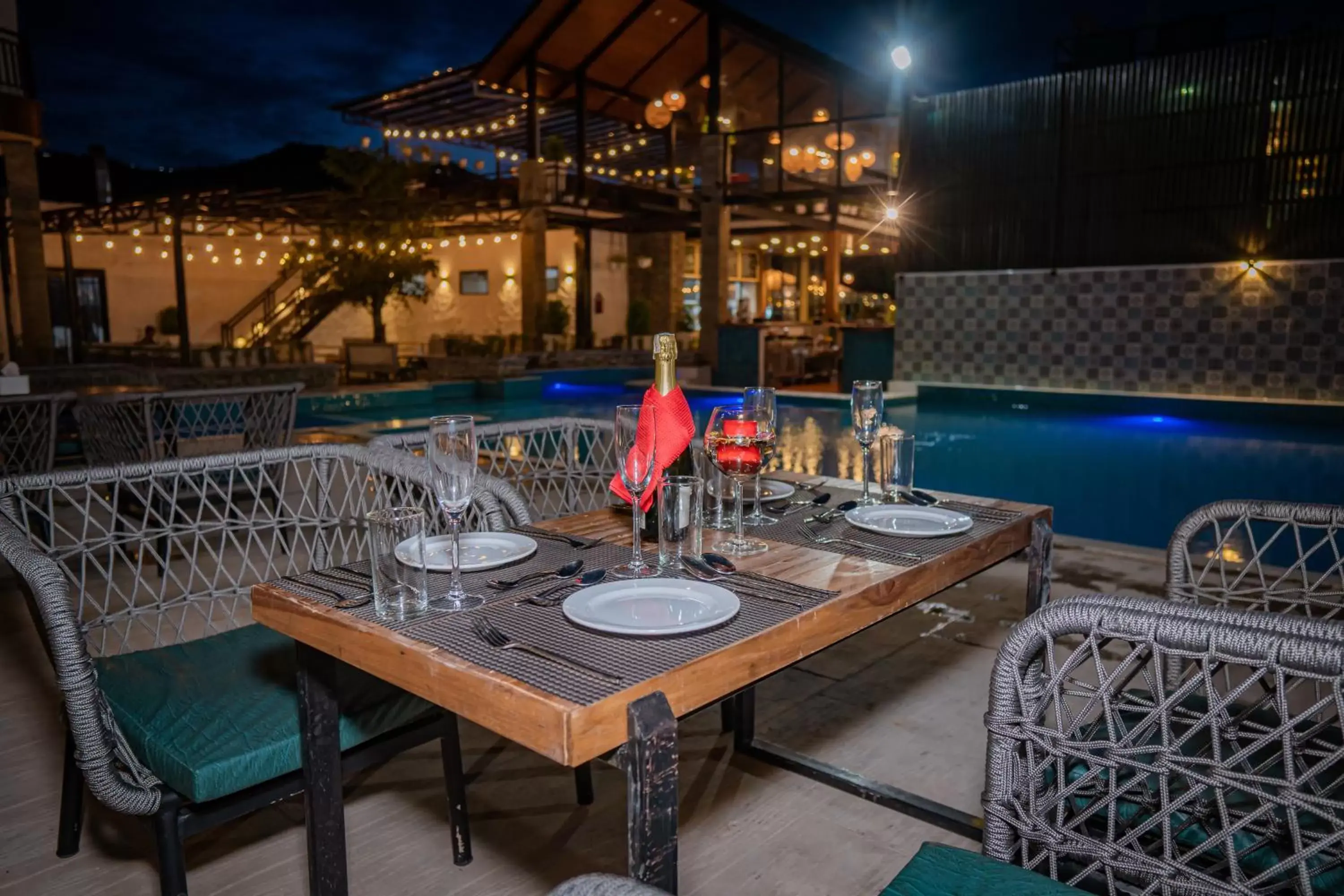 Restaurant/places to eat in Majestic Lake Front Hotel & Suites Restaurant/places to eat in Majestic Lake Front Hotel & Suites