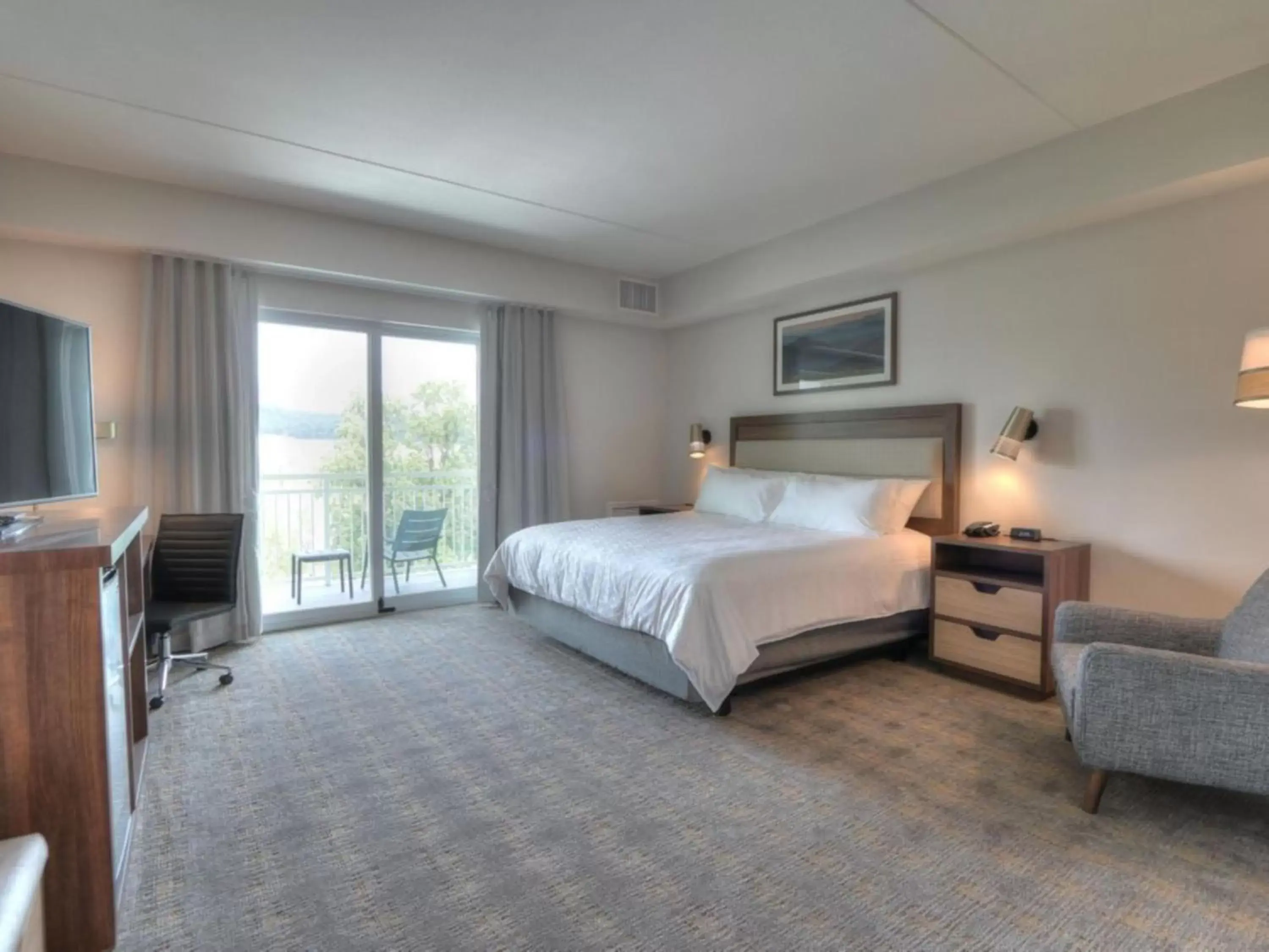 Premium King Room with Transfer Shower - Mobility Accessible in Holiday Inn & Suites Pigeon Forge Convention Center by IHG Premium King Room with Transfer Shower - Mobility Accessible in Holiday Inn & Suites Pigeon Forge Convention Center by IHG