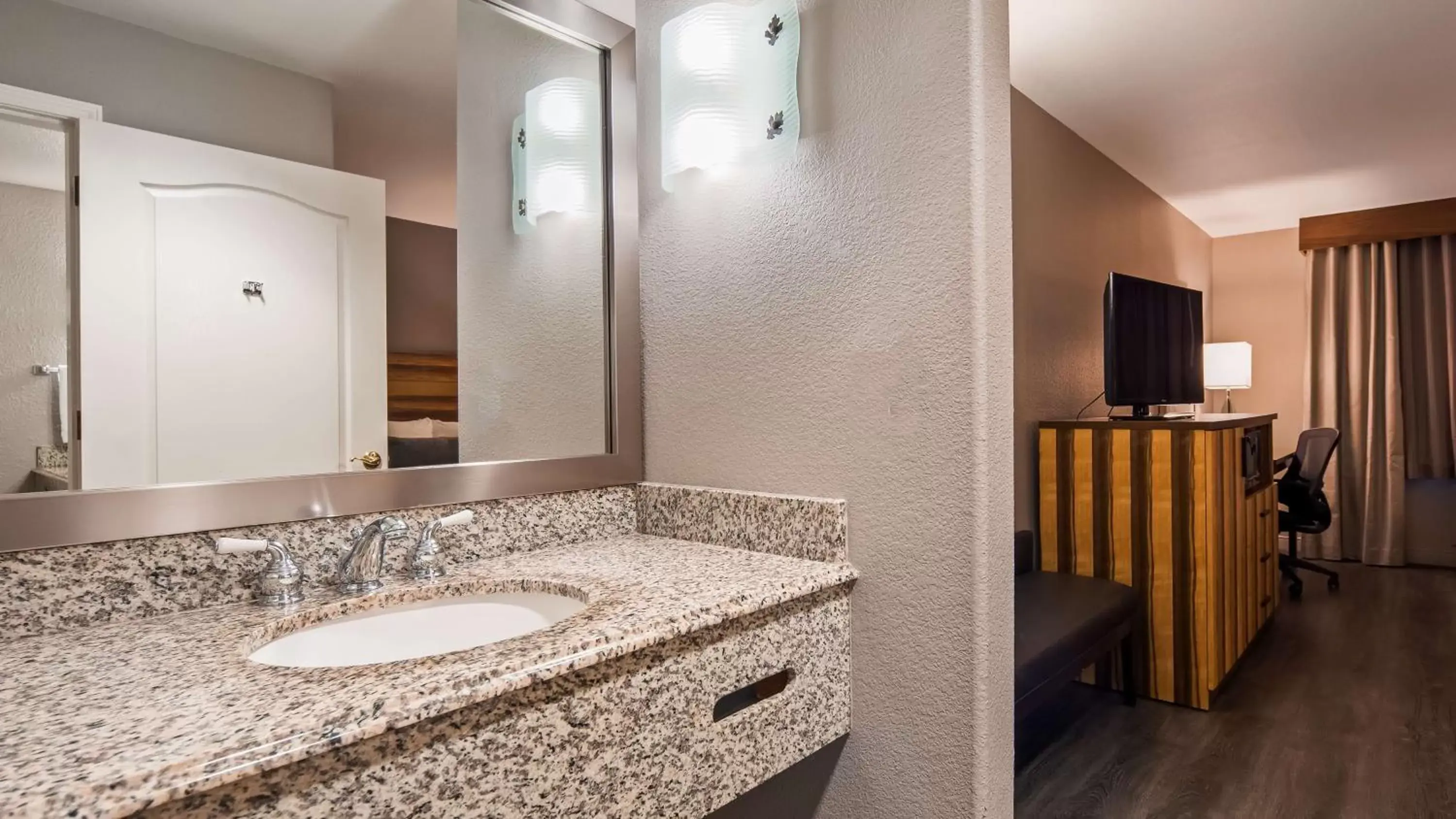 Photo of the whole room, Bathroom in Best Western Cedar Inn & Suites