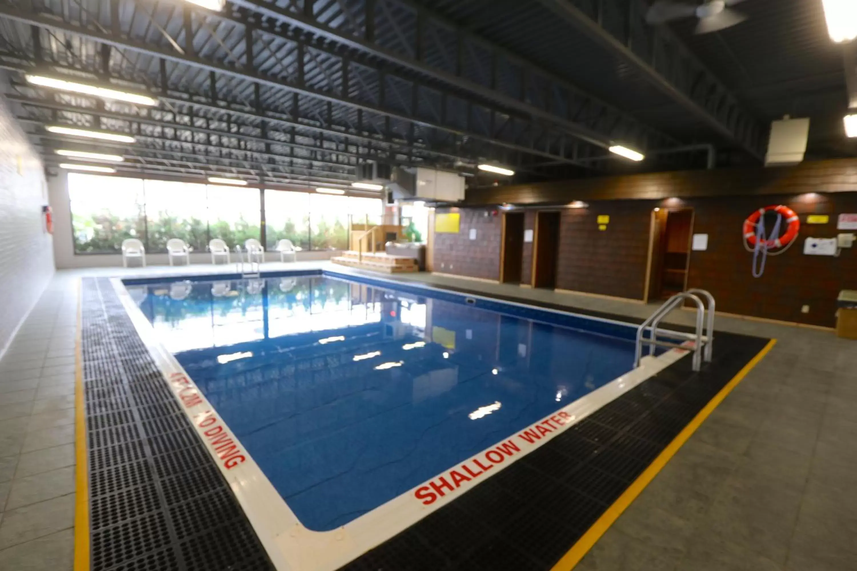 Swimming pool in Super 8 by Wyndham Hearst ON