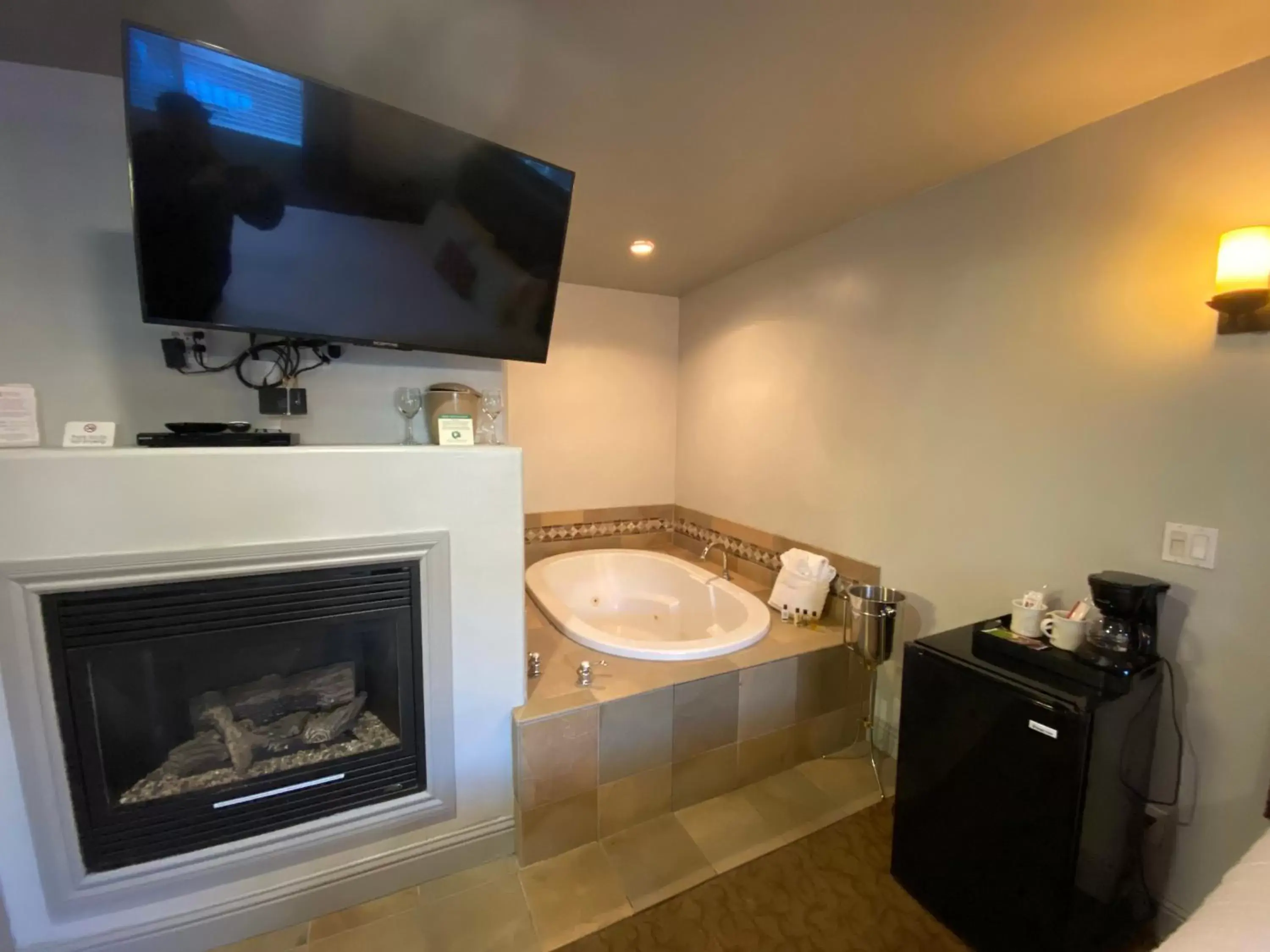 Hot Spring Bath, TV/Entertainment Center in Secrets Inn Lake Tahoe