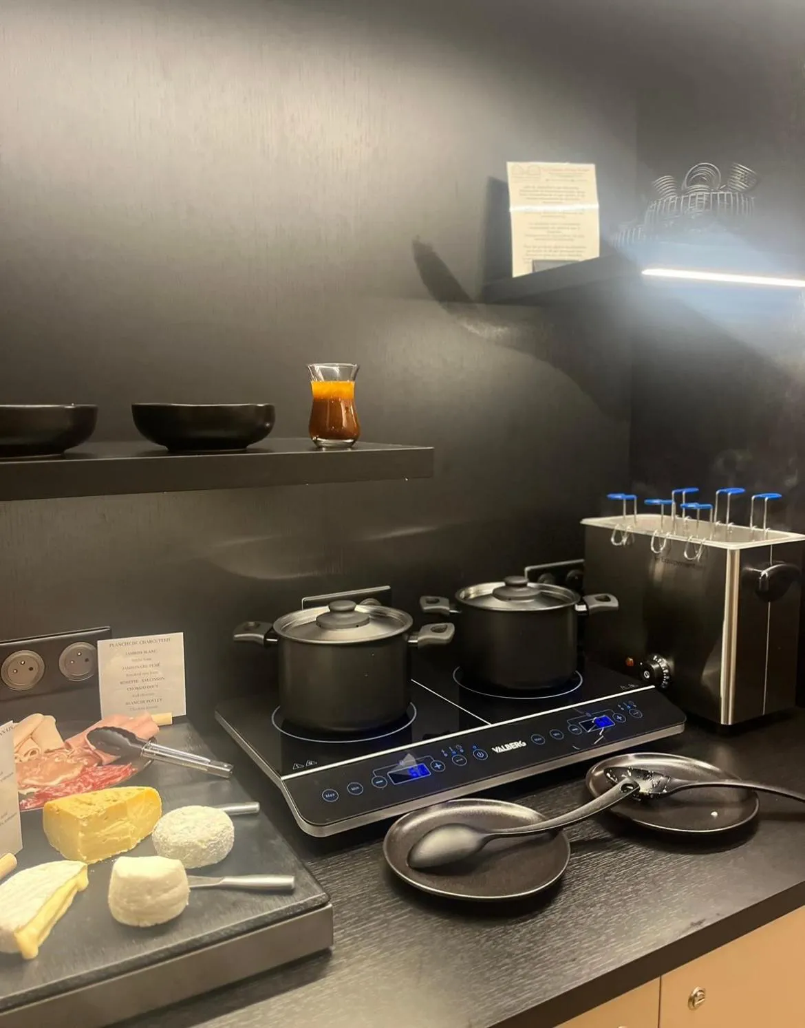 Breakfast in Hôtel Le Dormeur du Val