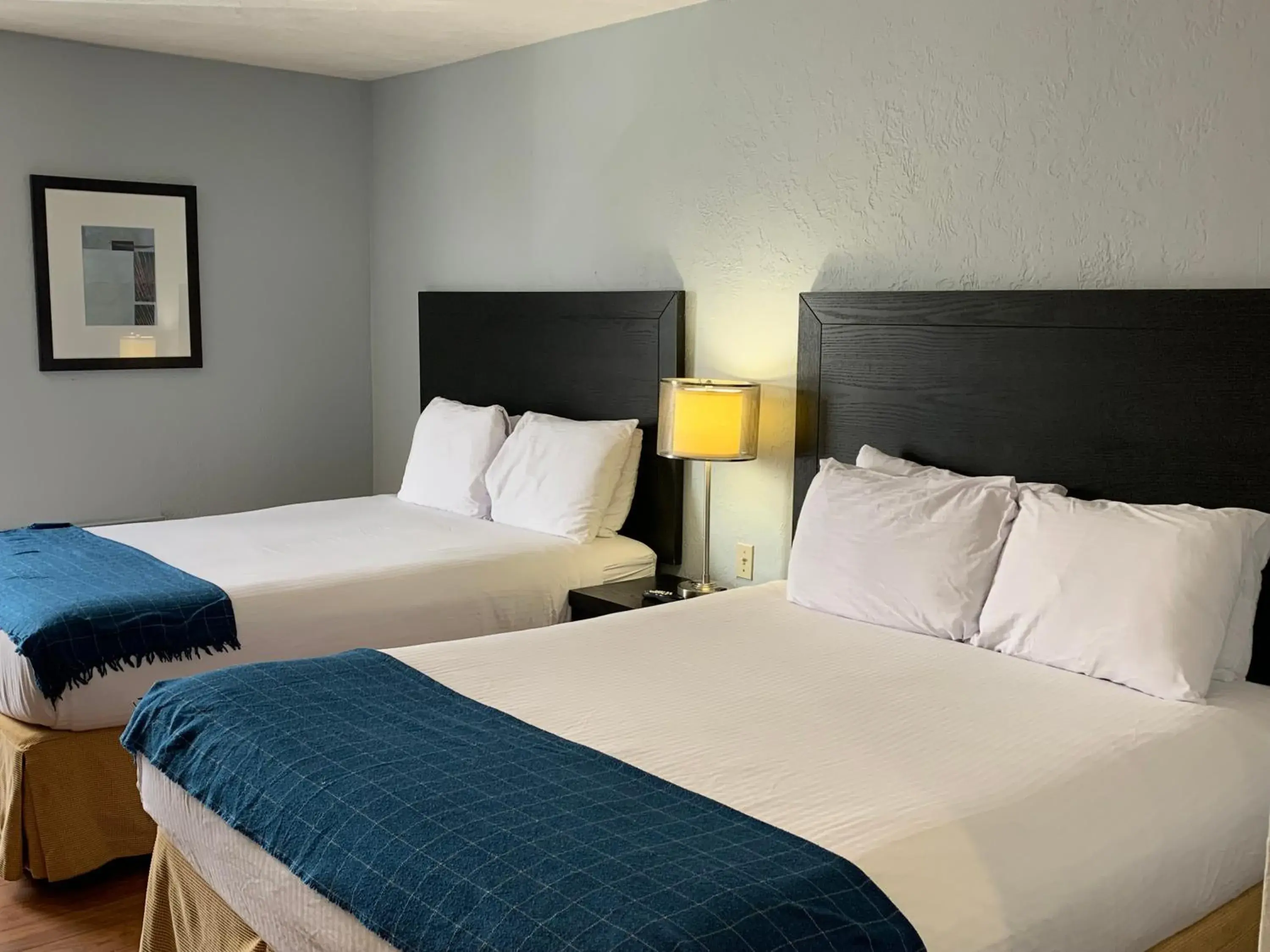 Bed in Auberge Shores Inn & Hotel