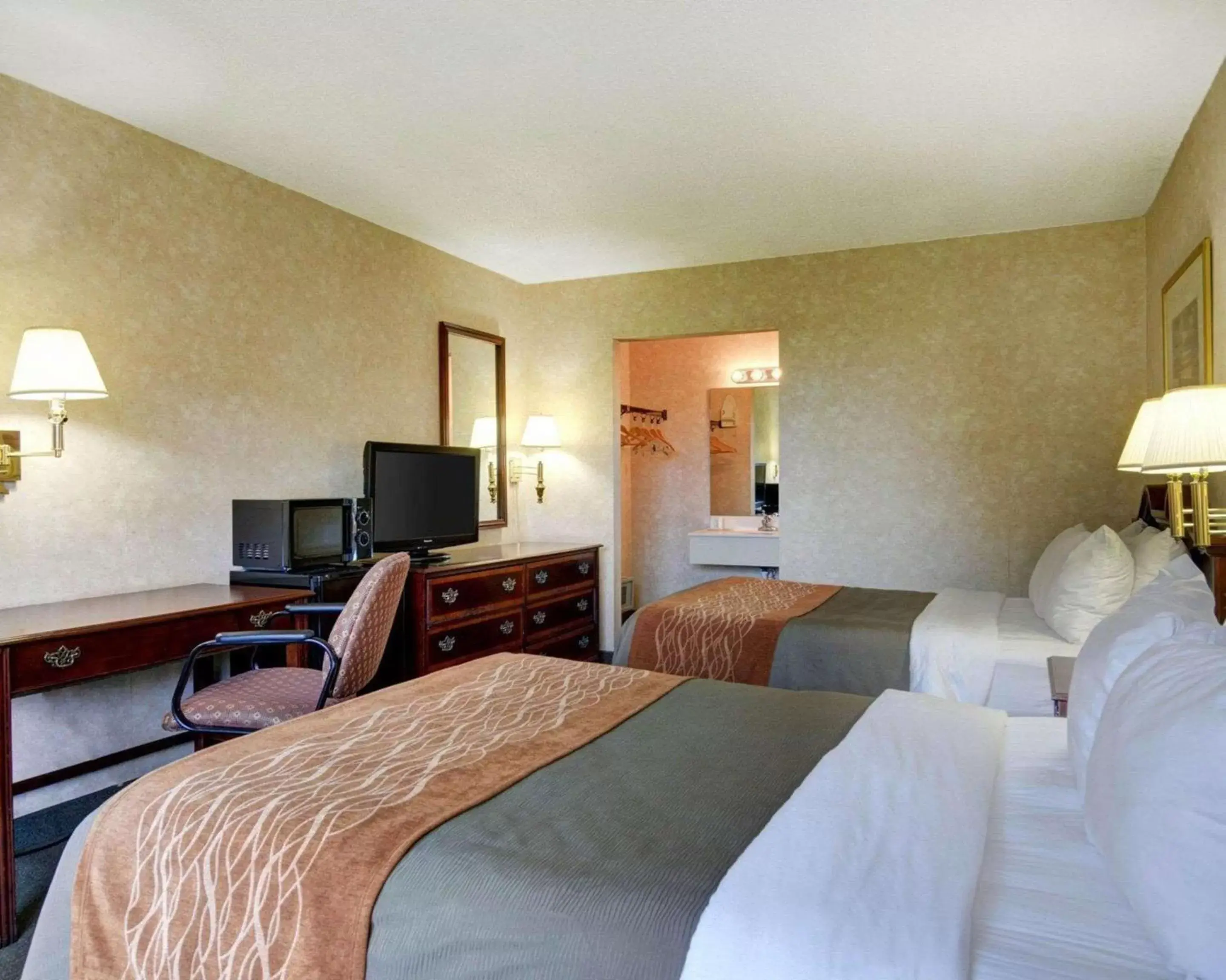 Photo of the whole room, Bed in Quality Inn Tysons Corner