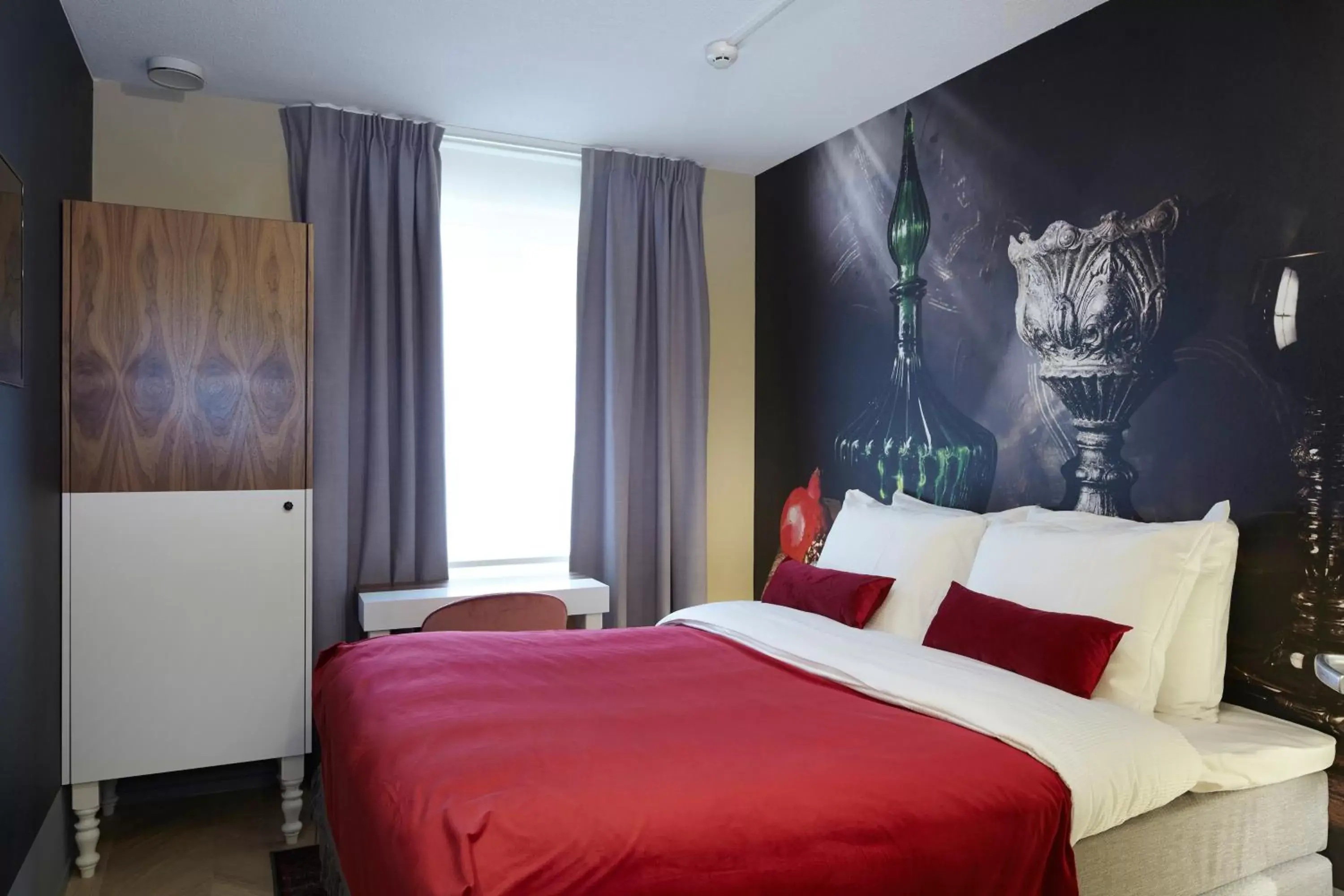 Photo of the whole room, Bed in The Muse Amsterdam - Boutique Hotel
