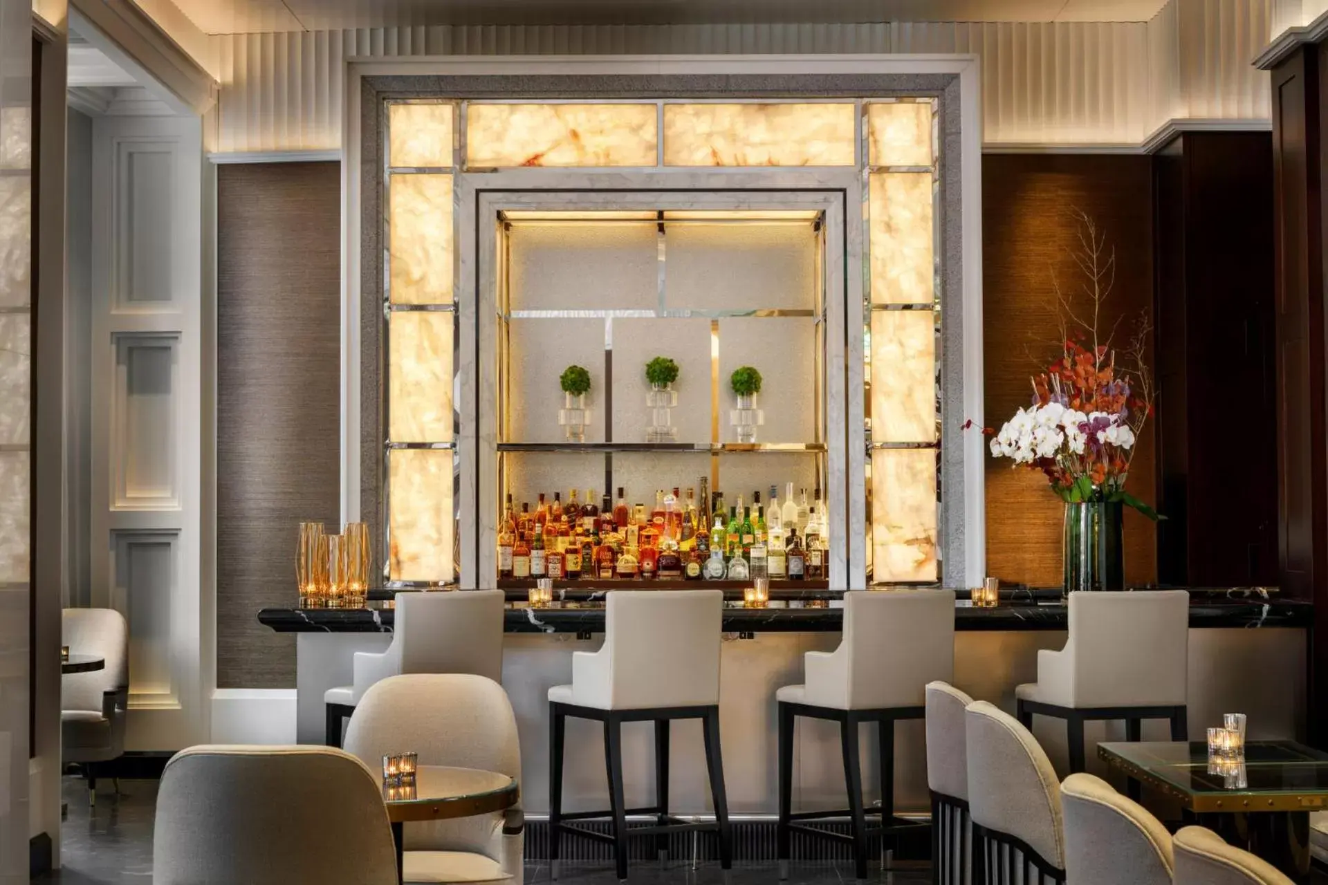 Food and drinks, Lounge/Bar in Four Seasons Hotel One Dalton Street, Boston