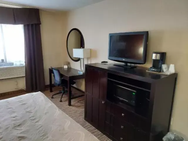 TV and multimedia, TV/Entertainment Center in Quality Inn