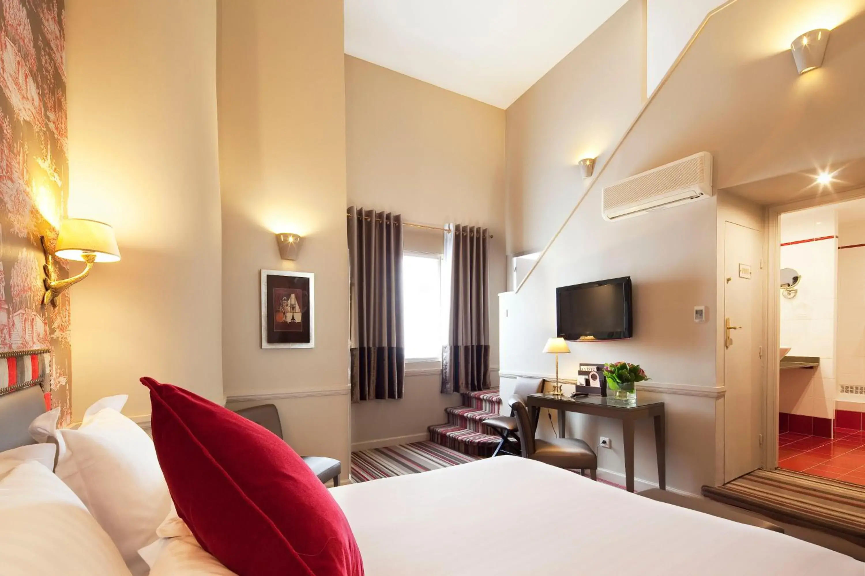 Photo of the whole room, Bed in Hôtel des Comédies Photo of the whole room, Bed in Hôtel des Comédies