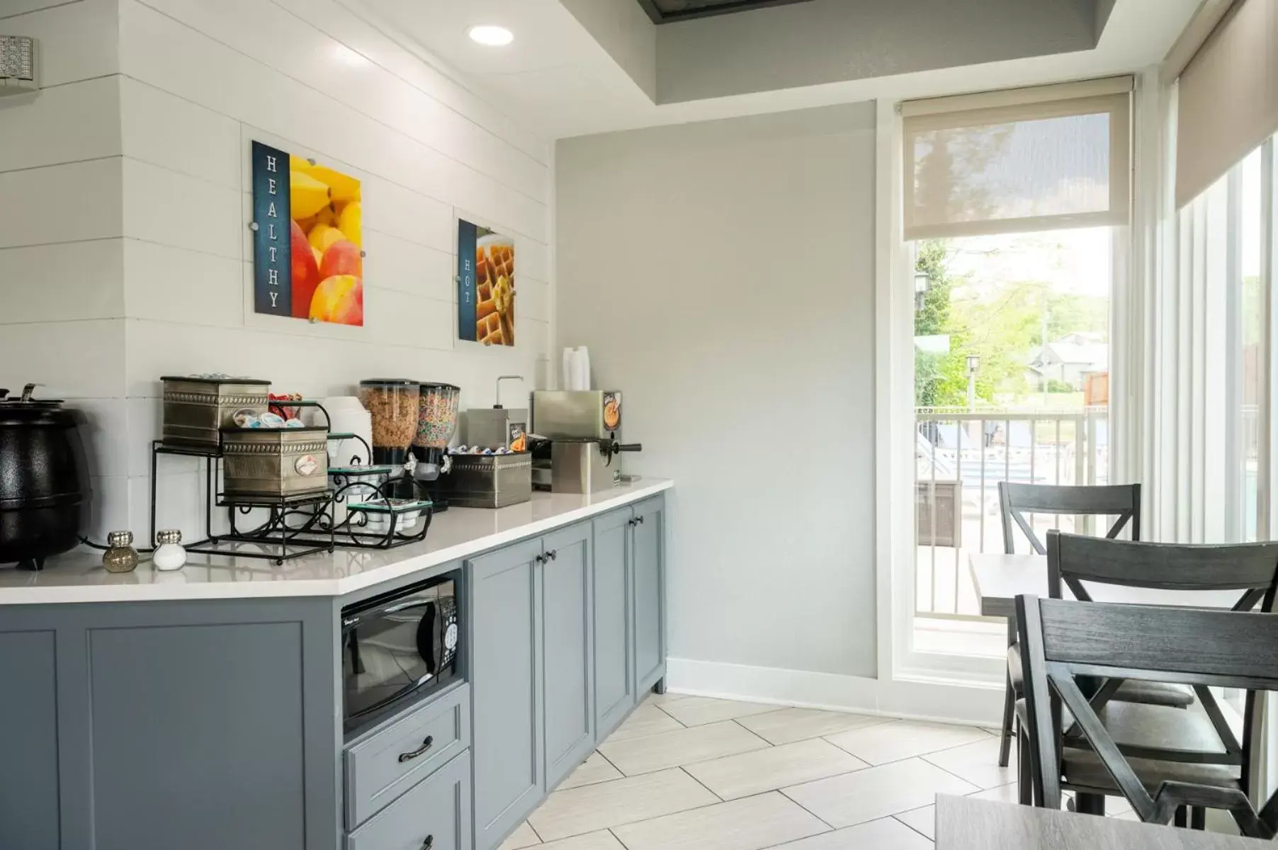 Breakfast, Kitchen/Kitchenette in Twin Mountain Inn & Suites