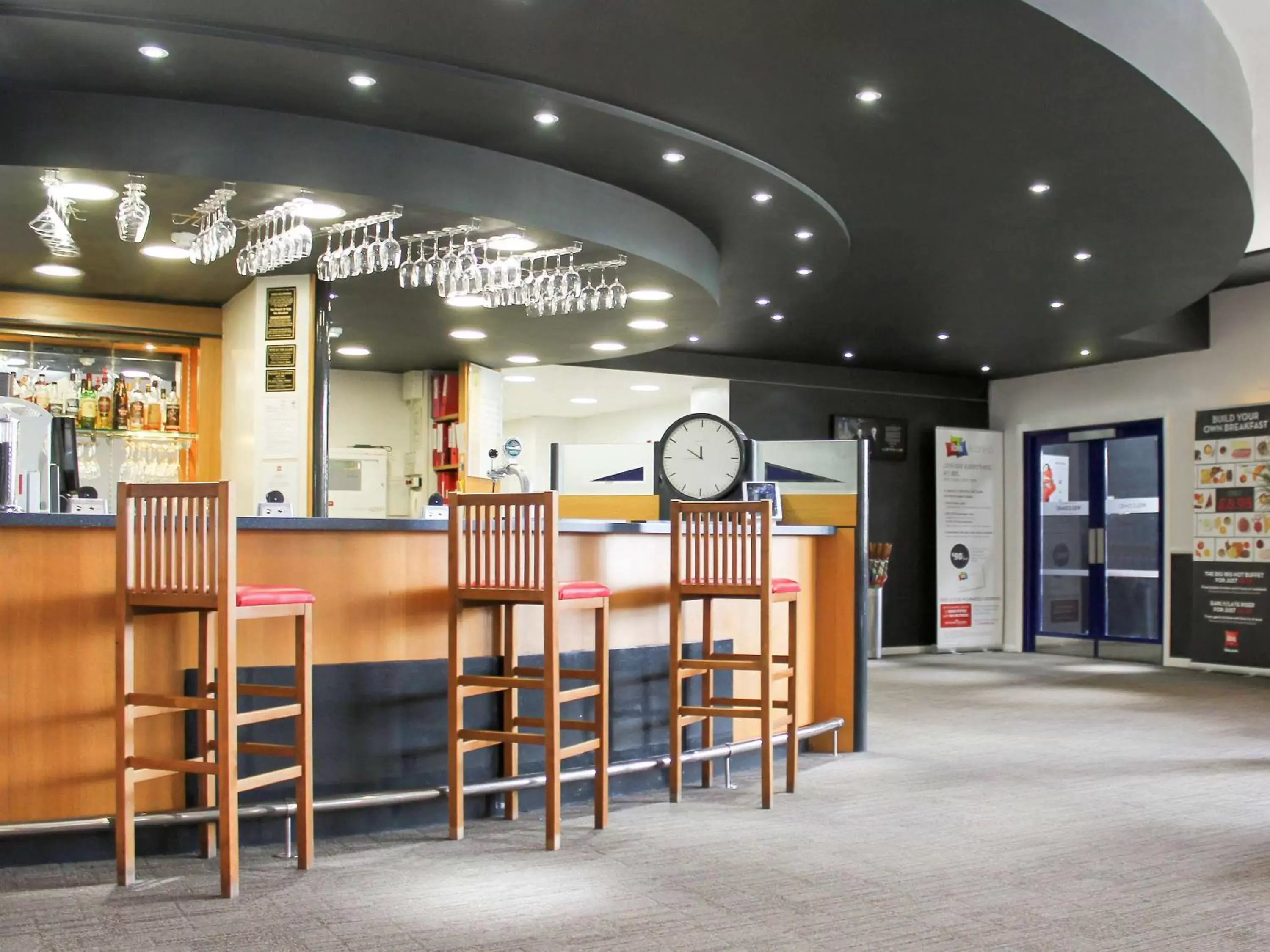 Lounge or bar, Lobby/Reception in ibis Cardiff Gate - International Business Park