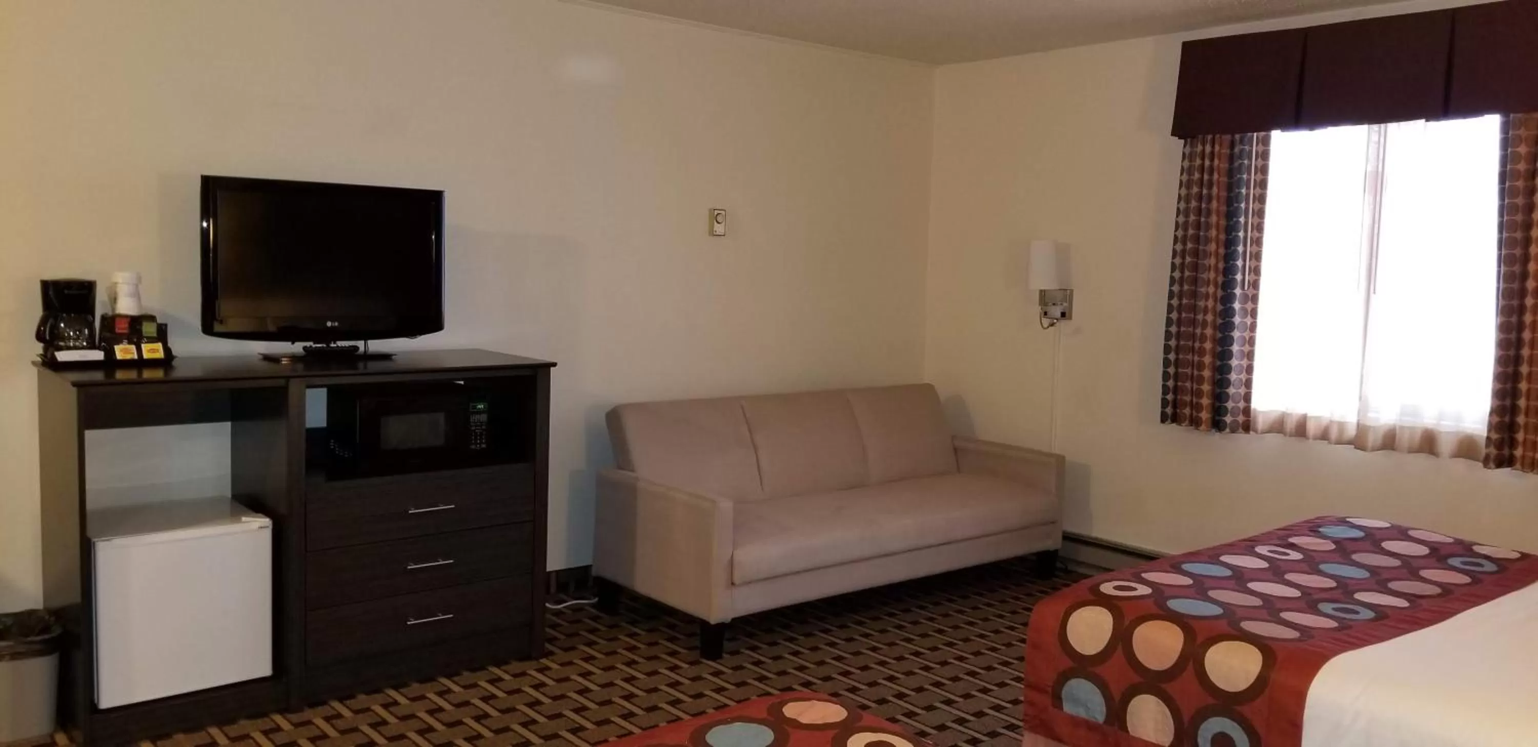 Bed in Super 8 by Wyndham Ashland