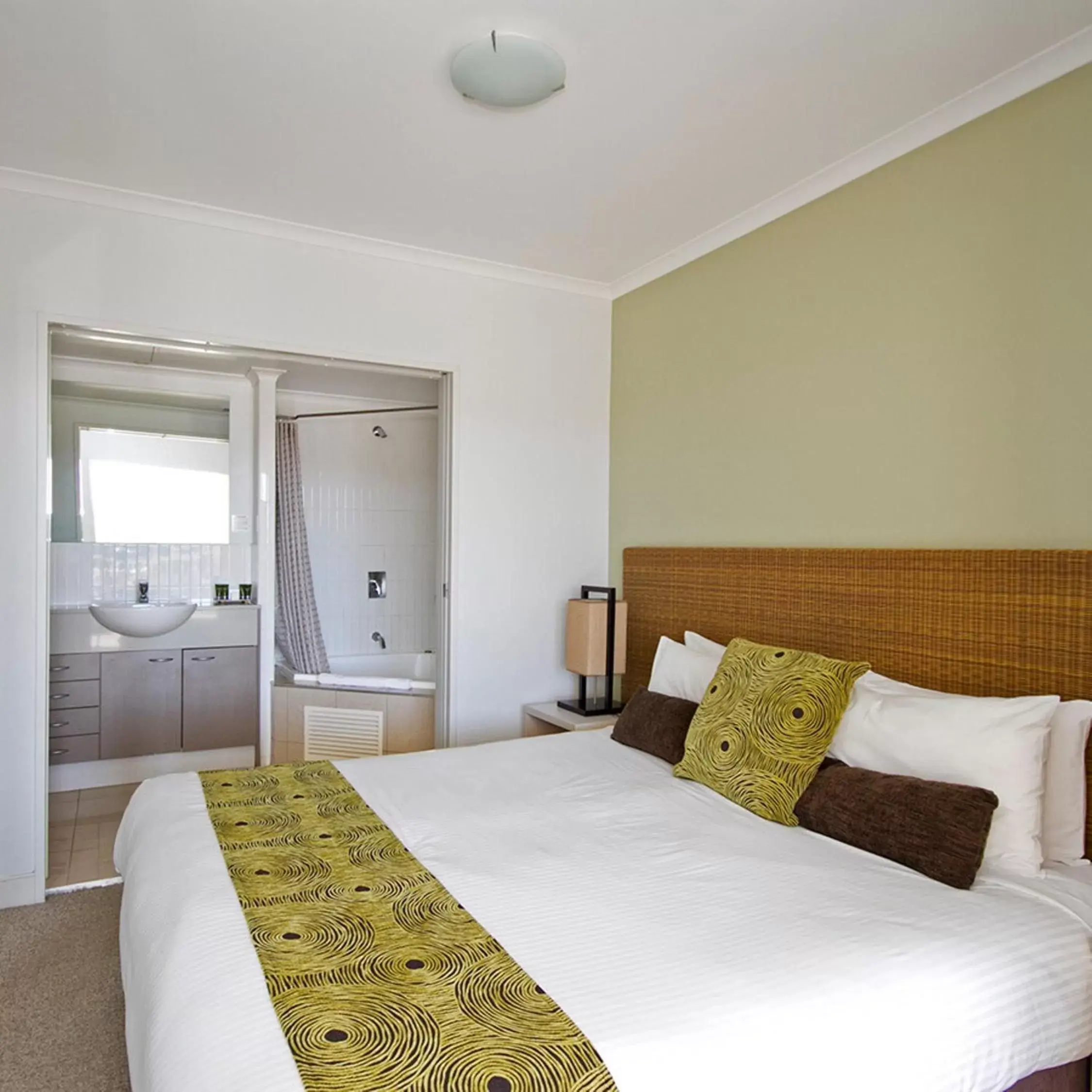 Bathroom, Bed in Mantra Ettalong Beach