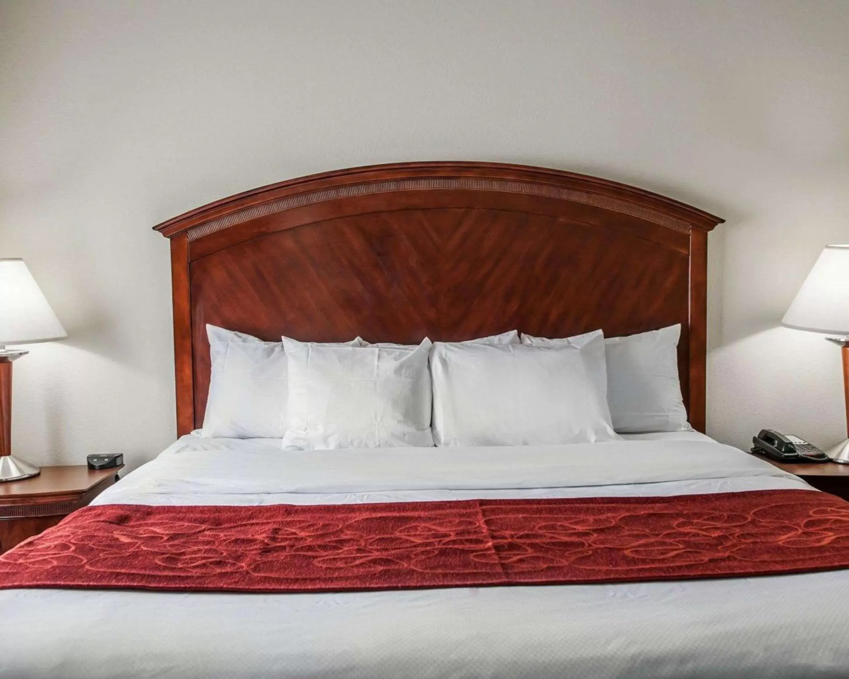 Photo of the whole room, Bed in Comfort Suites near Indianapolis Airport