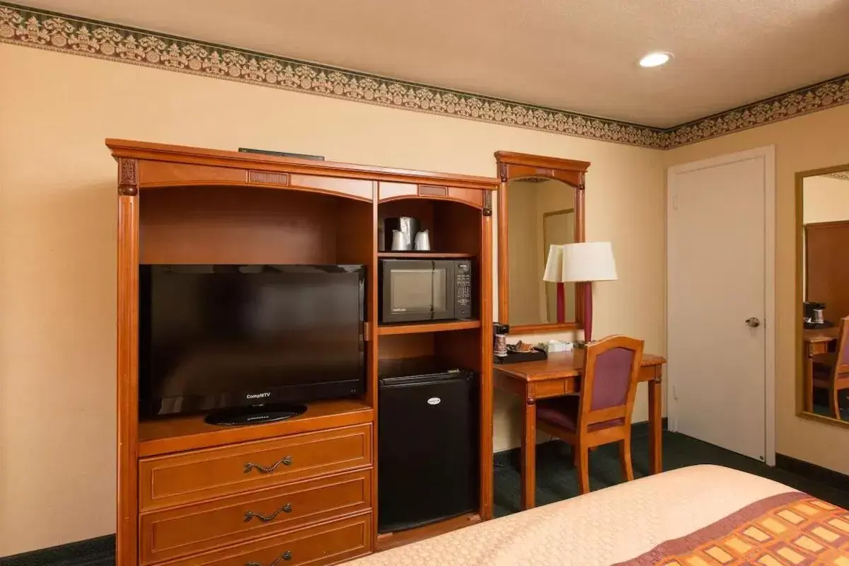 View (from property/room), TV/Entertainment Center in Geary Parkway Motel