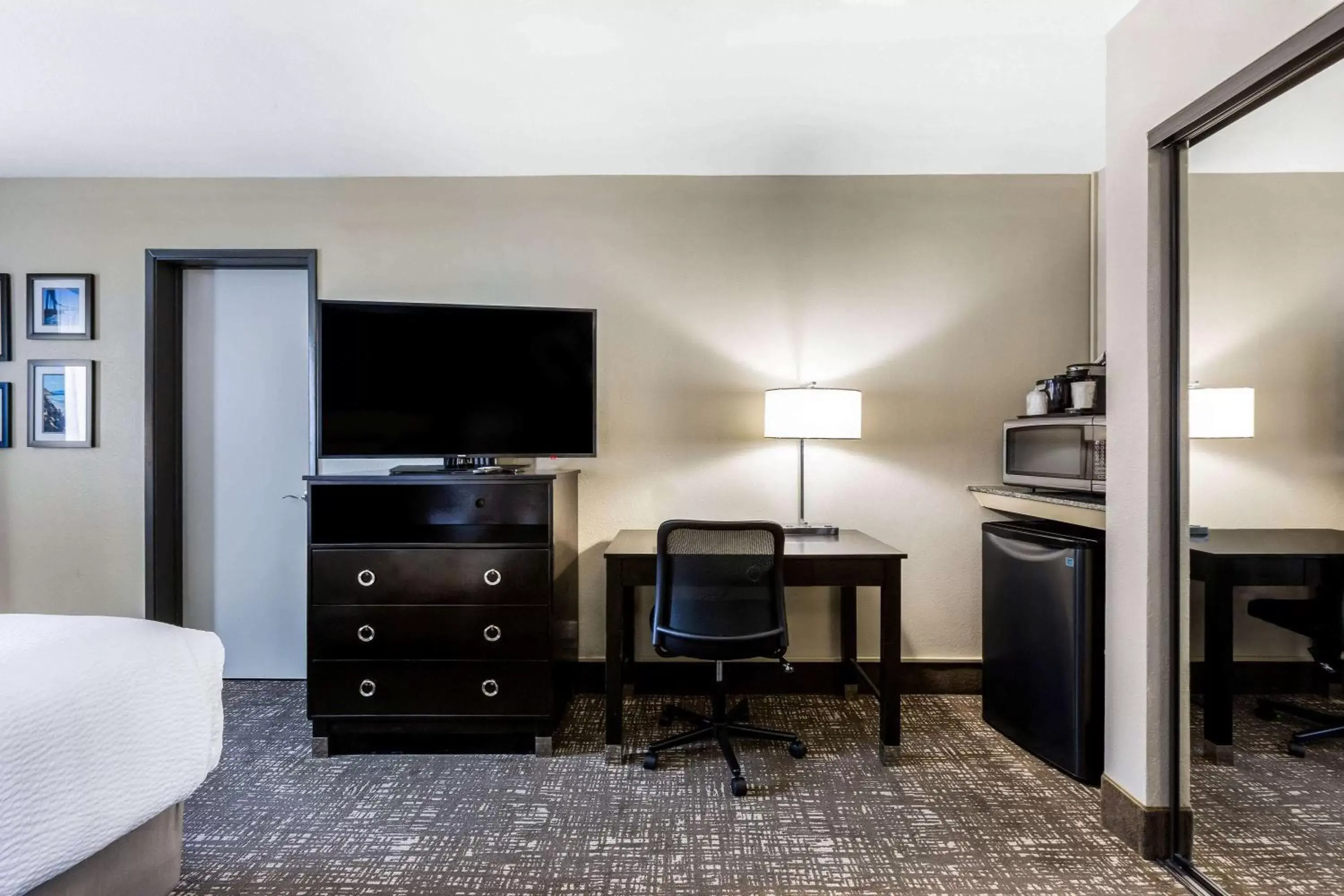 Photo of the whole room, TV/Entertainment Center in La Quinta by Wyndham San Diego Mission Bay