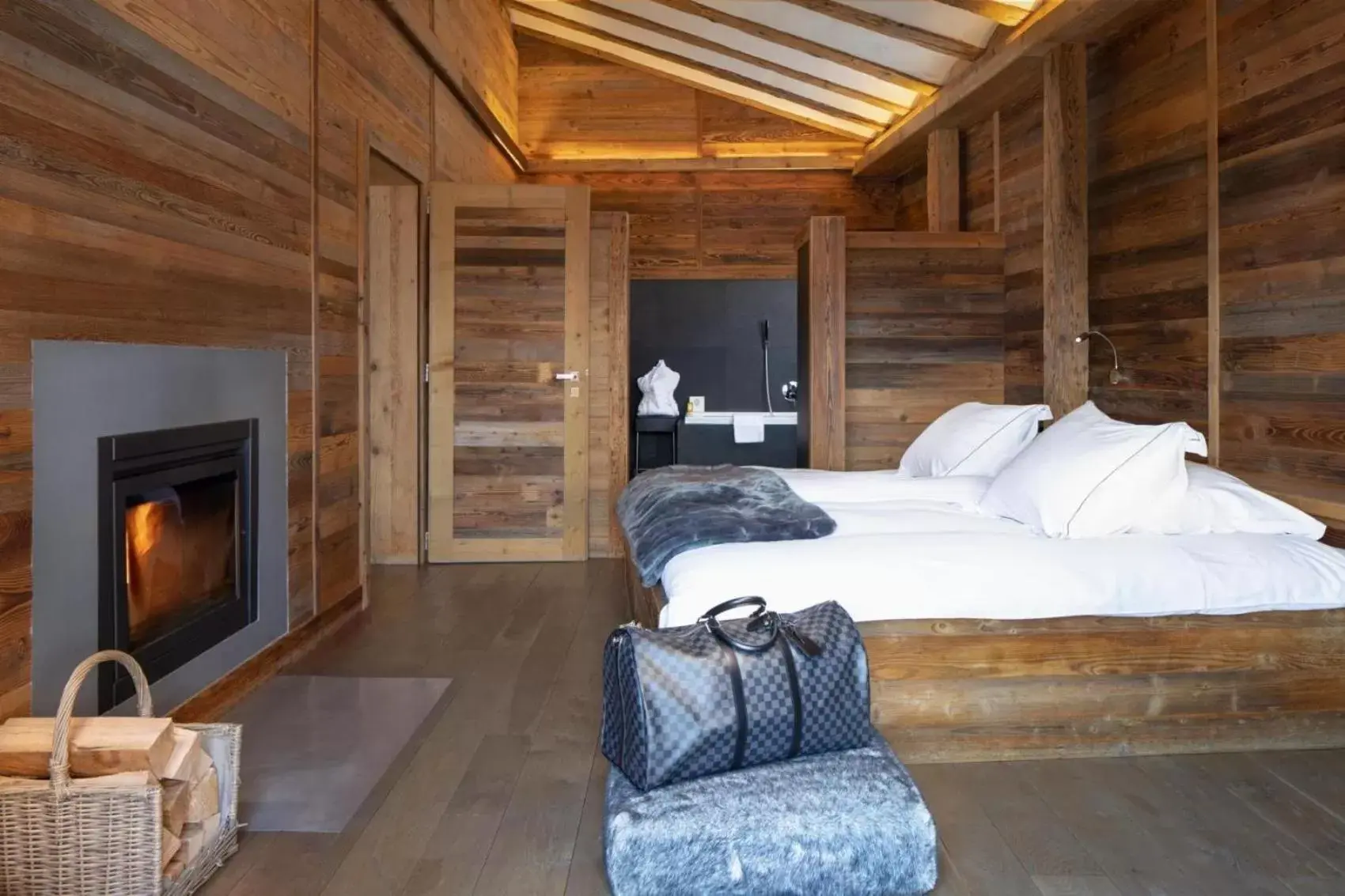 Bedroom, Bed in Hostellerie du Pas de l'Ours "Relais et Châteaux"