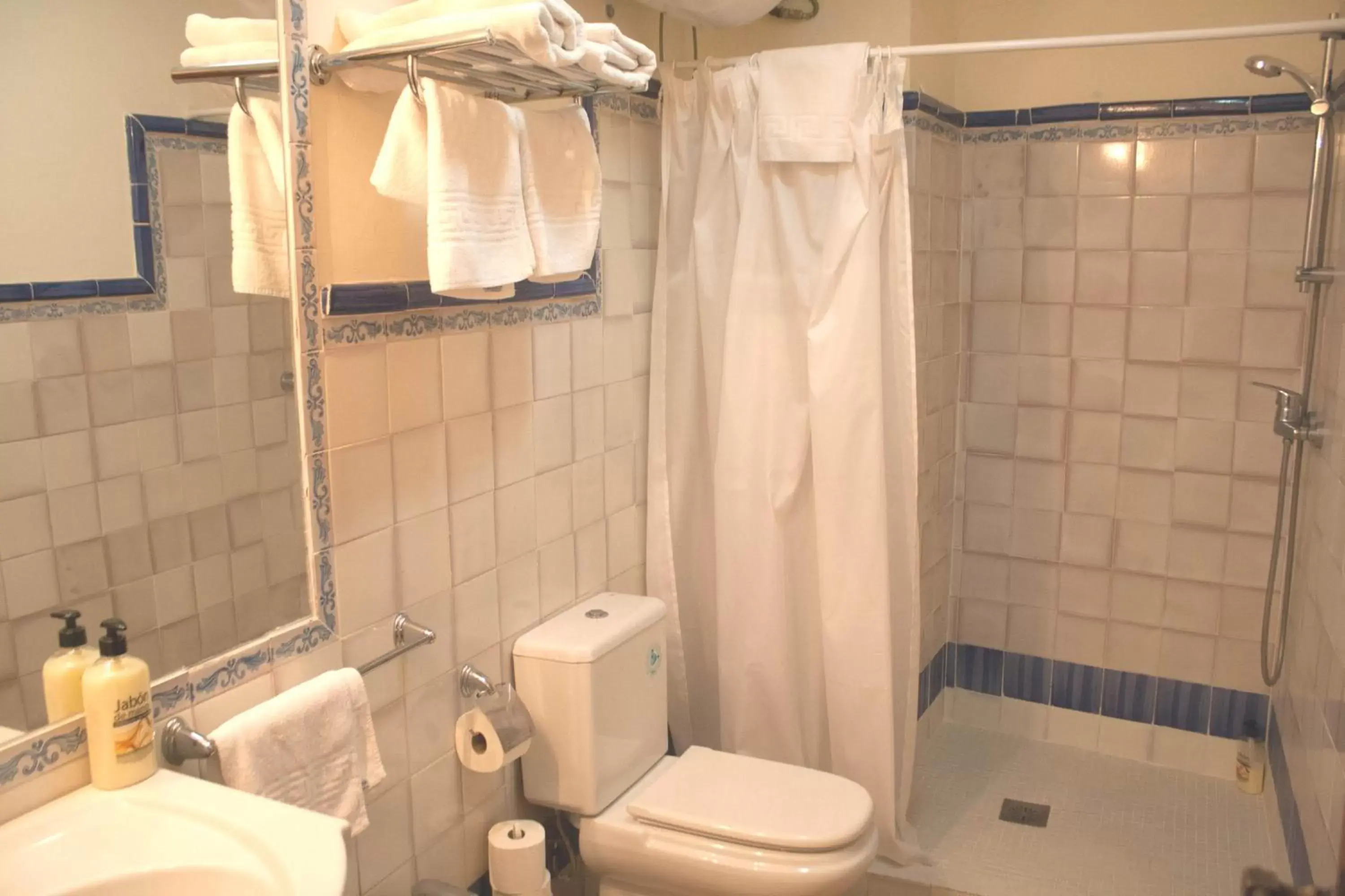 Bathroom in Abadia Suites