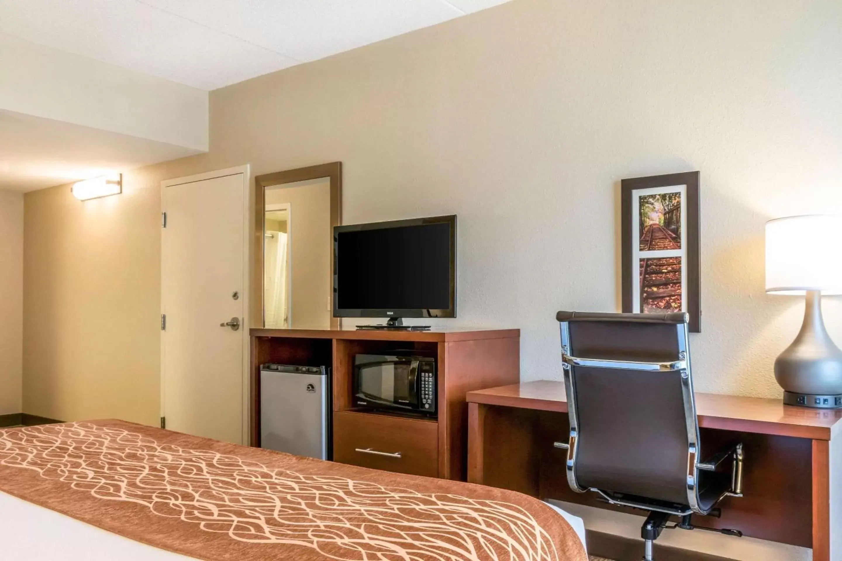 Photo of the whole room, TV/Entertainment Center in Comfort Inn