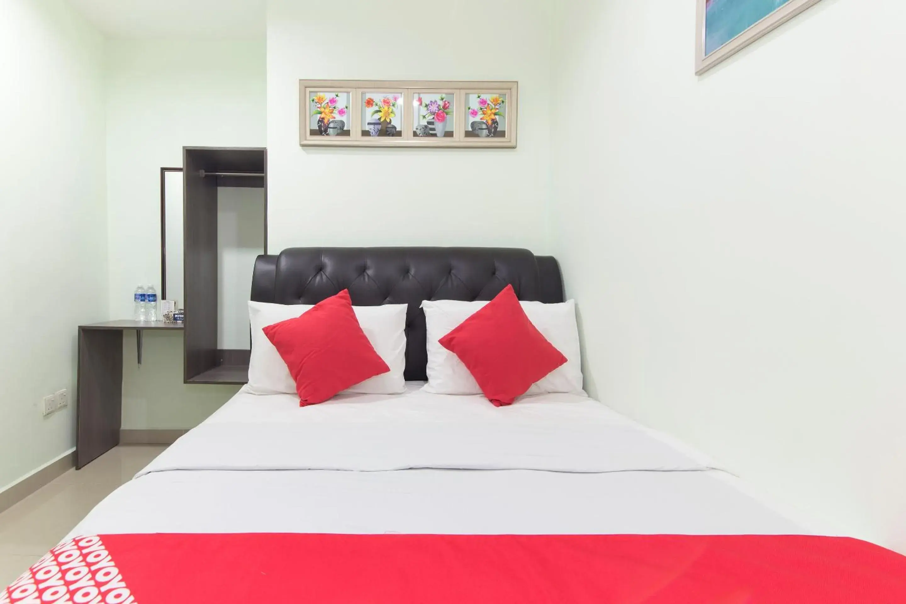 Bedroom, Bed in OYO 444 KL Empire Hotel