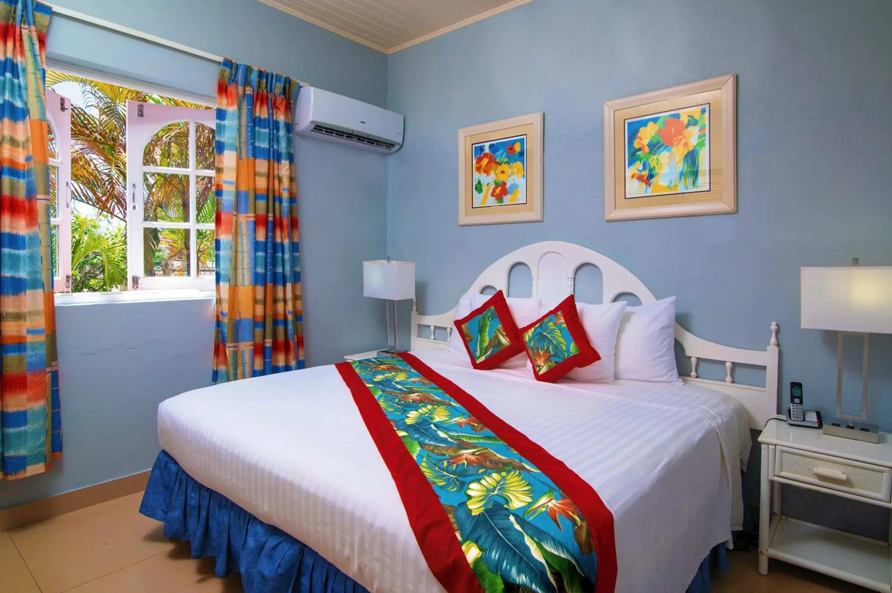 Bedroom, Bed in Dover Beach Hotel