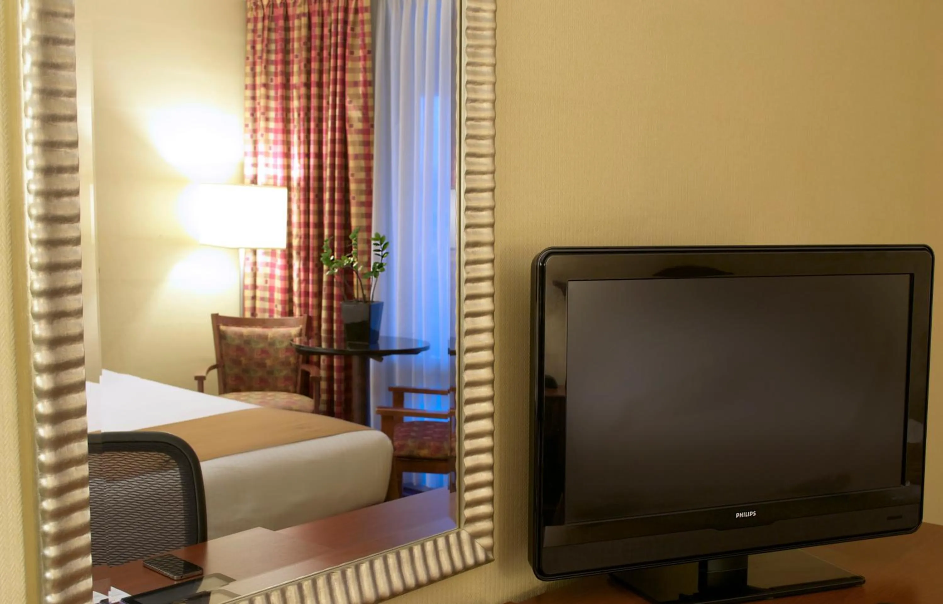 TV and multimedia, Bed in West Gate Inn Nyack