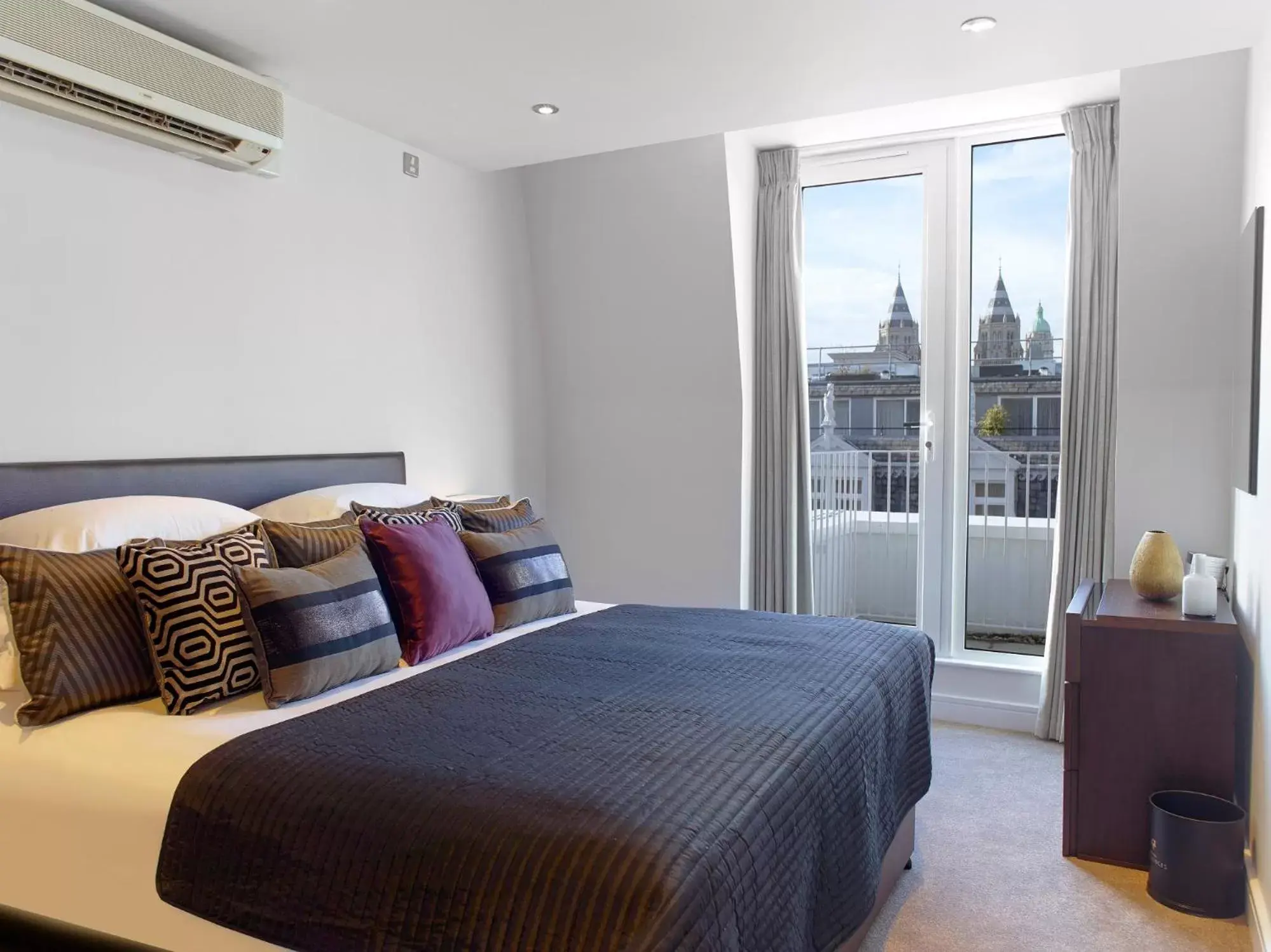 Bed in Cheval Harrington Court at South Kensington