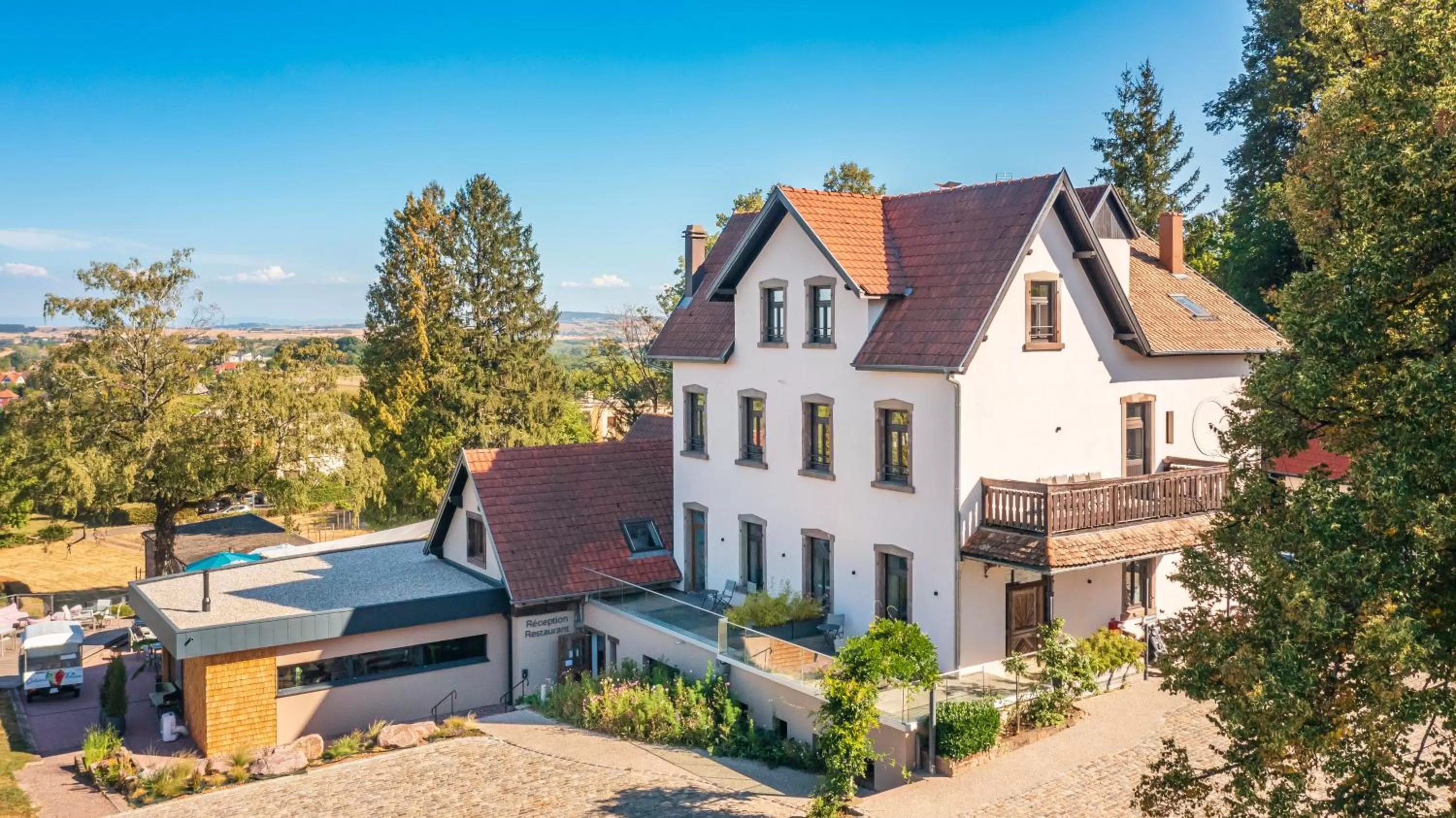 Property building in Hôtel La Garenne