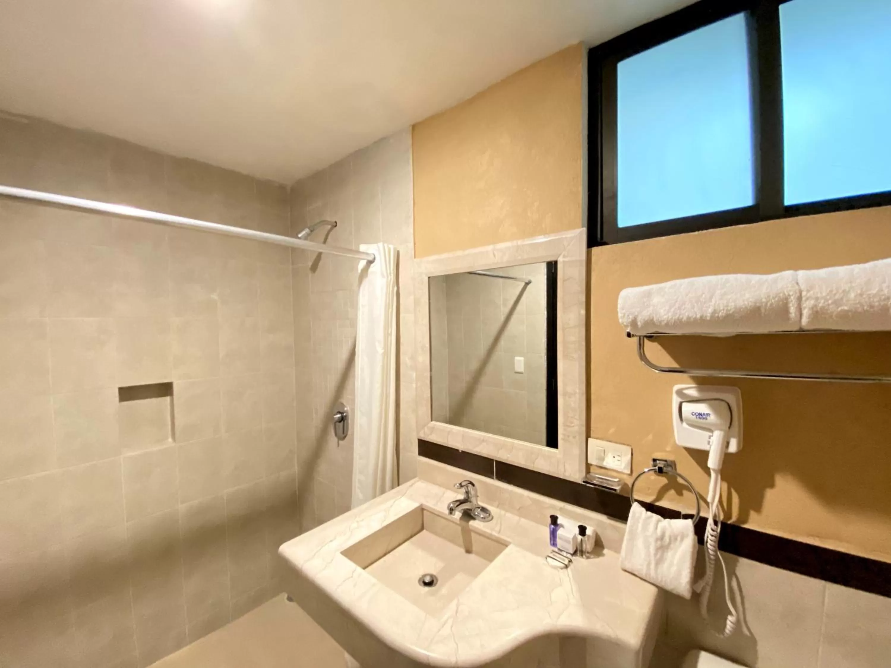 Toilet in Hotel Escala Puebla Centro