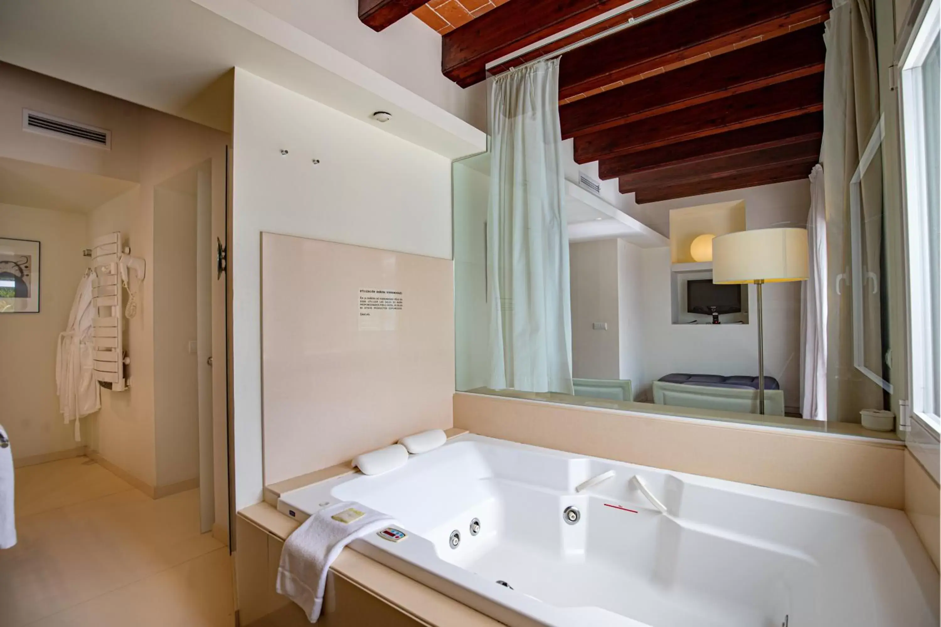Hot Tub, Bathroom in Hotel Tancat de Codorniu