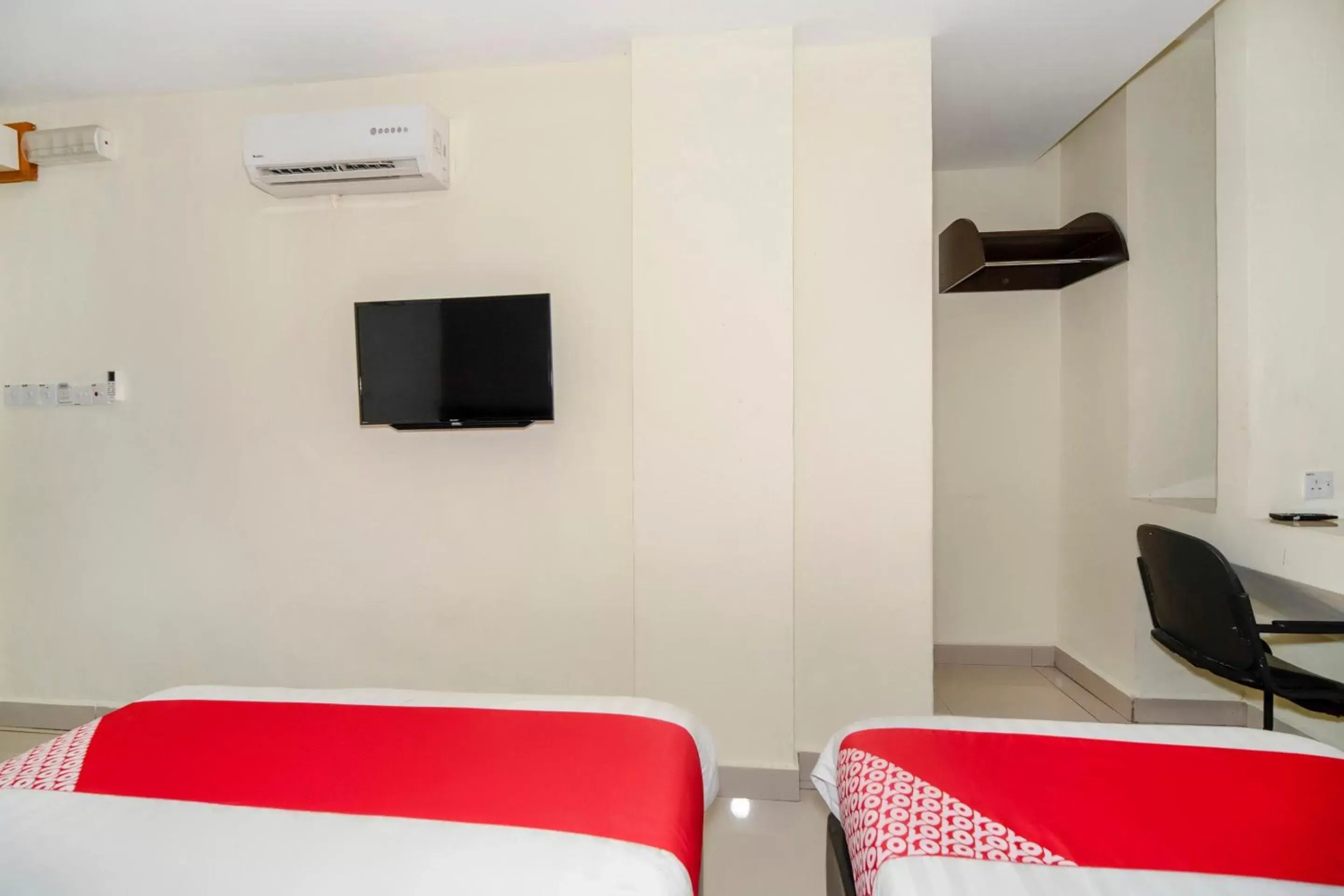 Bedroom, TV/Entertainment Center in OYO 89944 Stay Inn