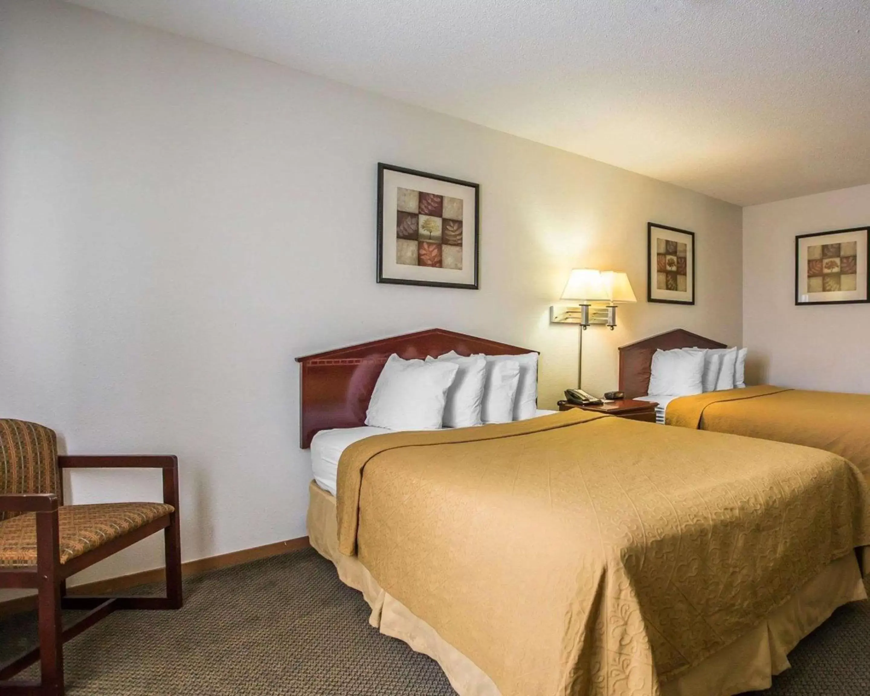 Photo of the whole room, Bed in Quality Inn Peru near Starved Rock State Park