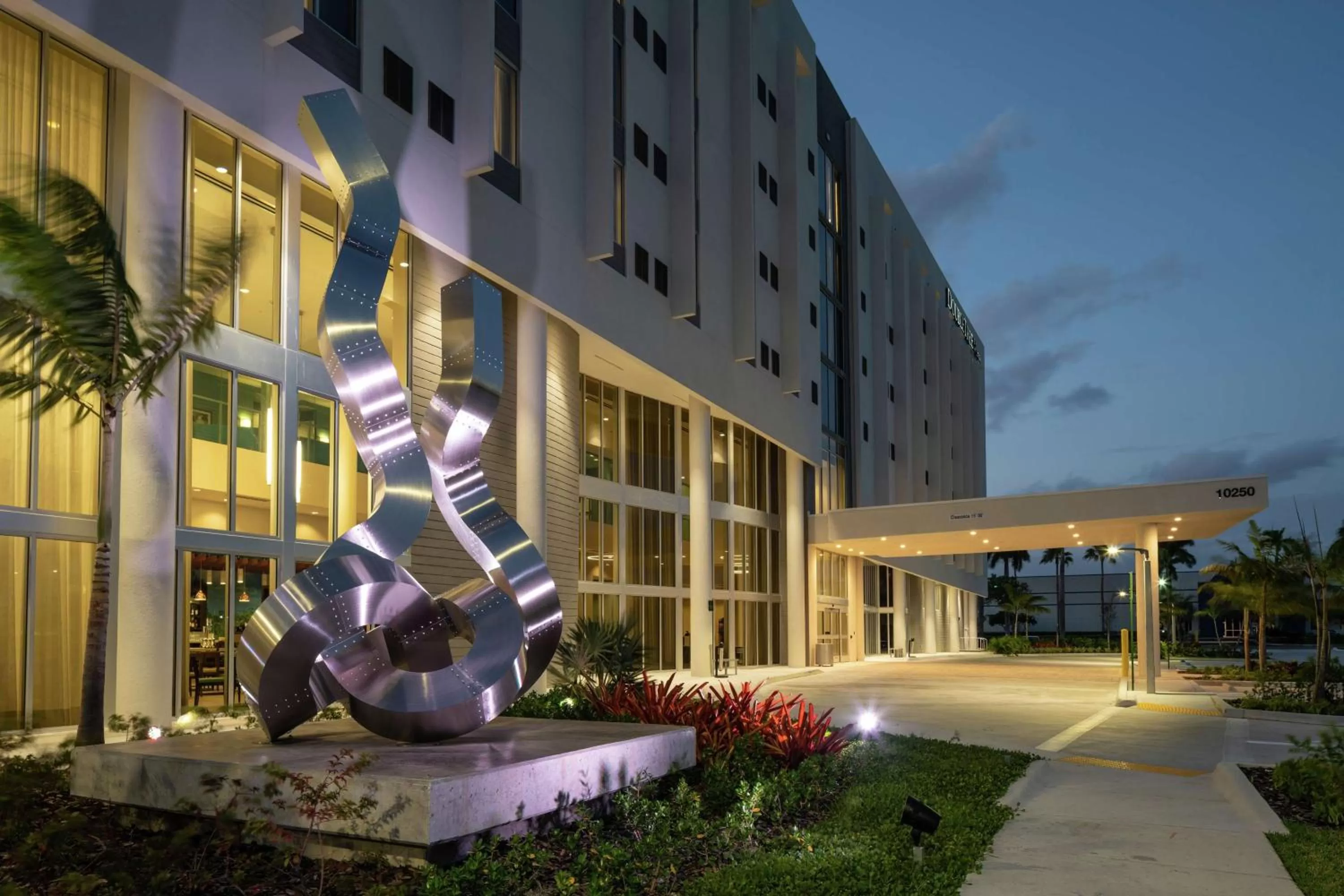 Property building in DoubleTree by Hilton Miami Doral