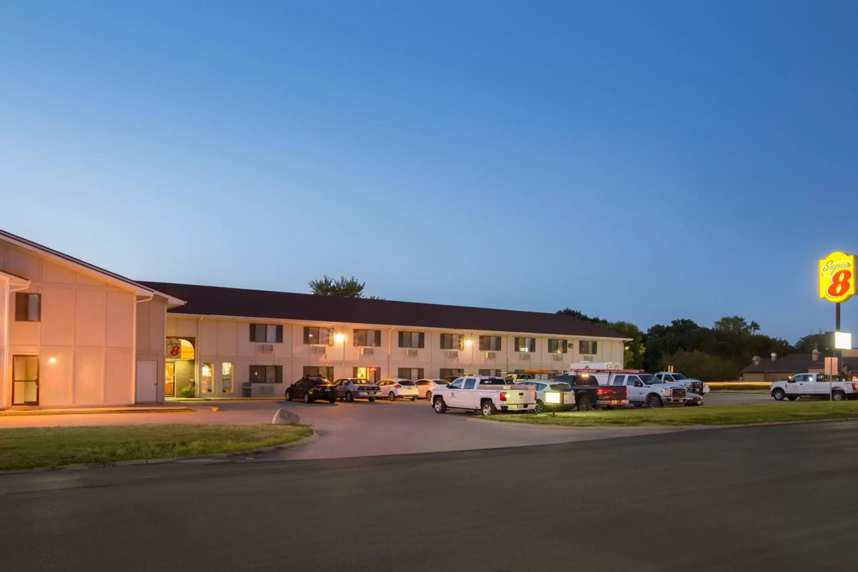 Facade/entrance, Property Building in Super 8 by Wyndham Storm Lake