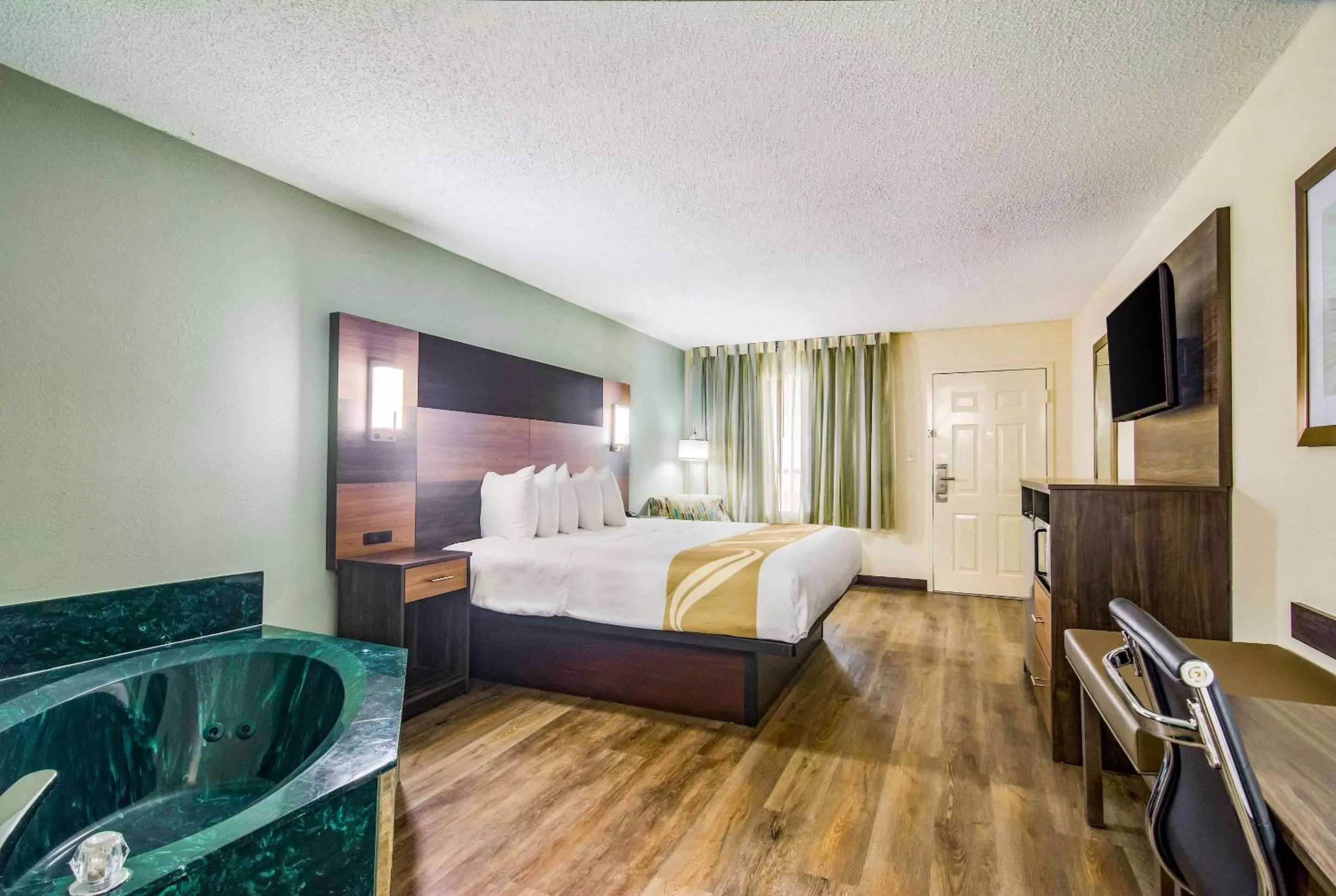 Photo of the whole room, Bed in Quality Inn & Suites Lake City