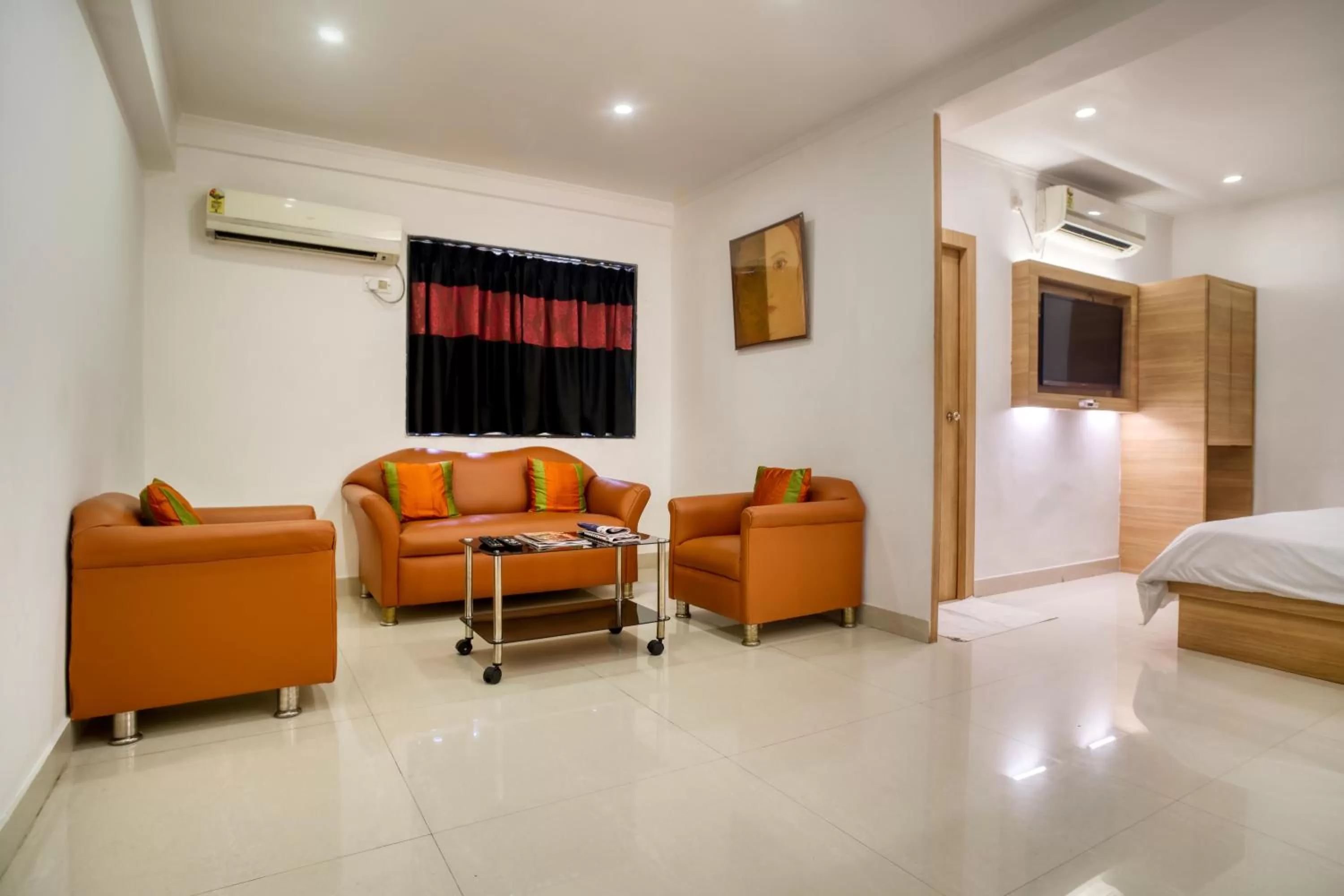 Living room, Bed in Roland Hotel