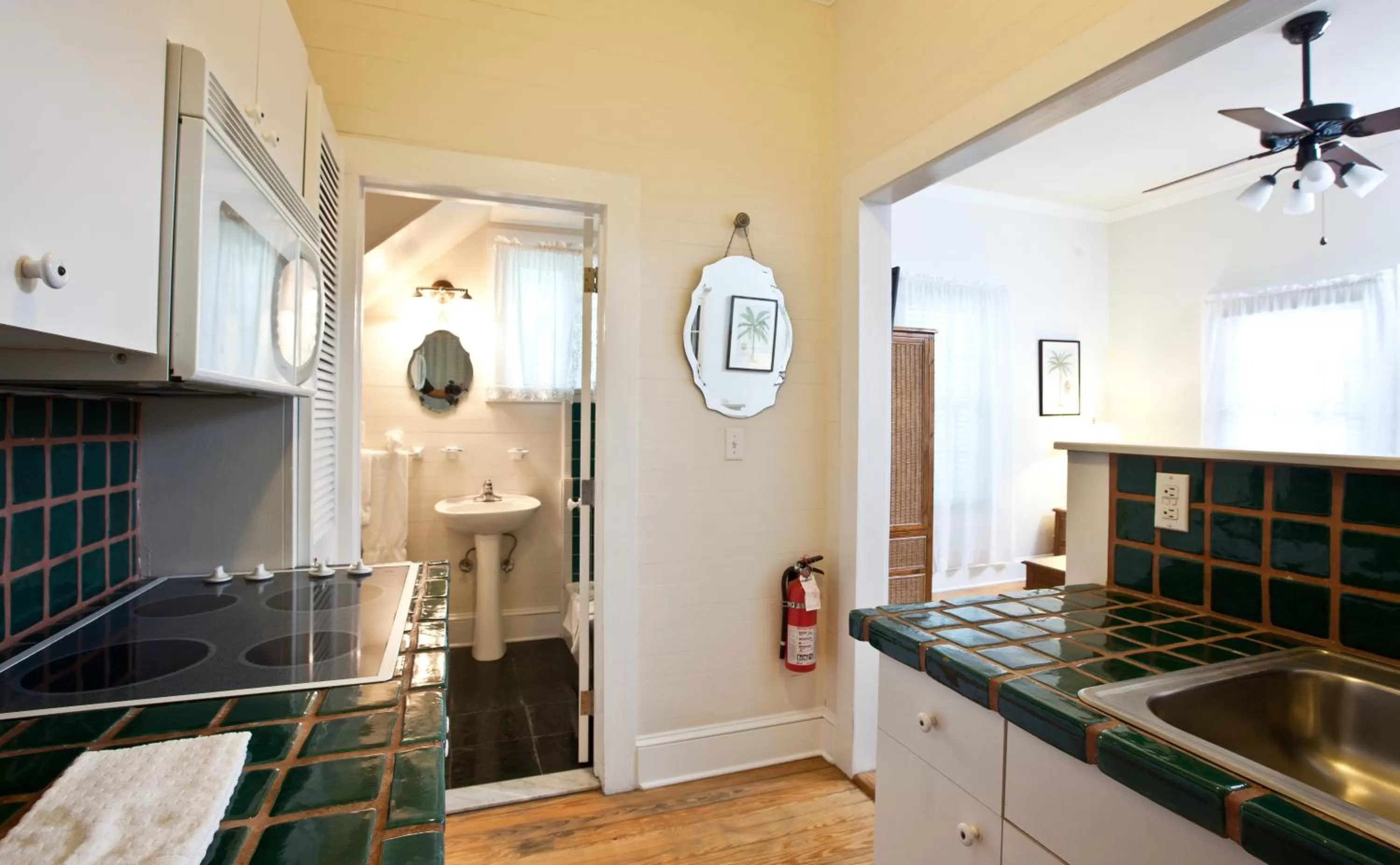 Kitchen or kitchenette in Island City House