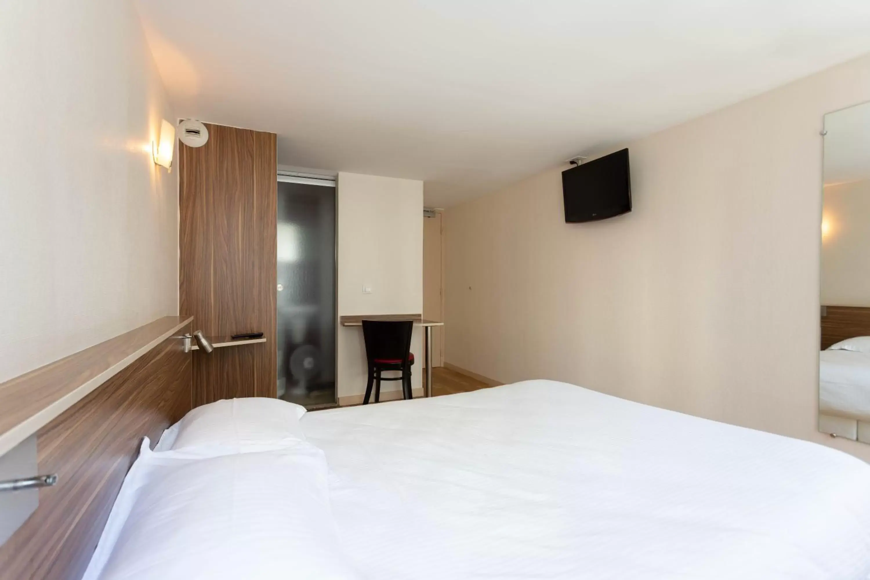 Communal lounge/ TV room, Bed in Hotel Mimosa Paris