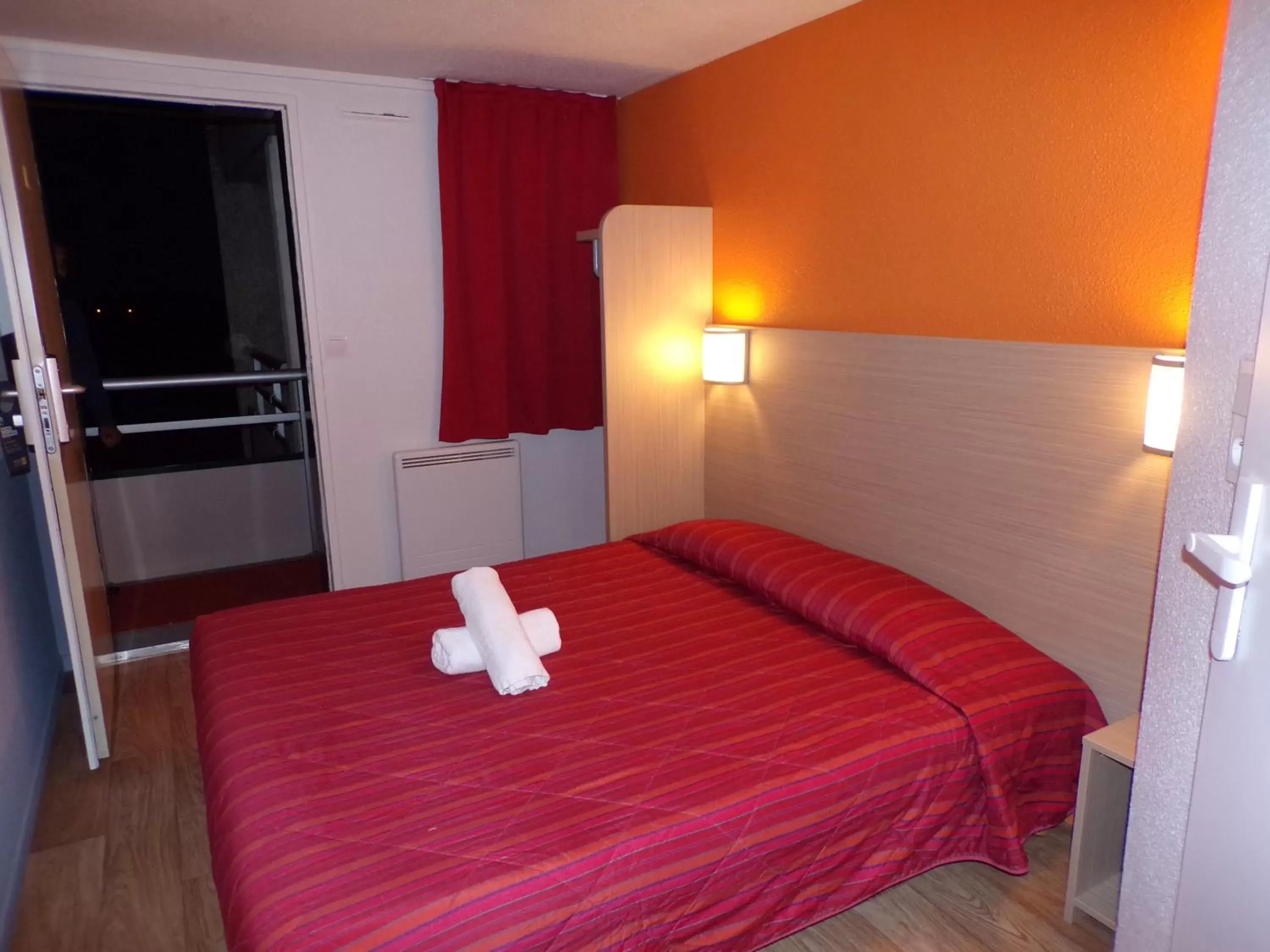 Photo of the whole room, Bed in Premiere Classe Cambrai Proville